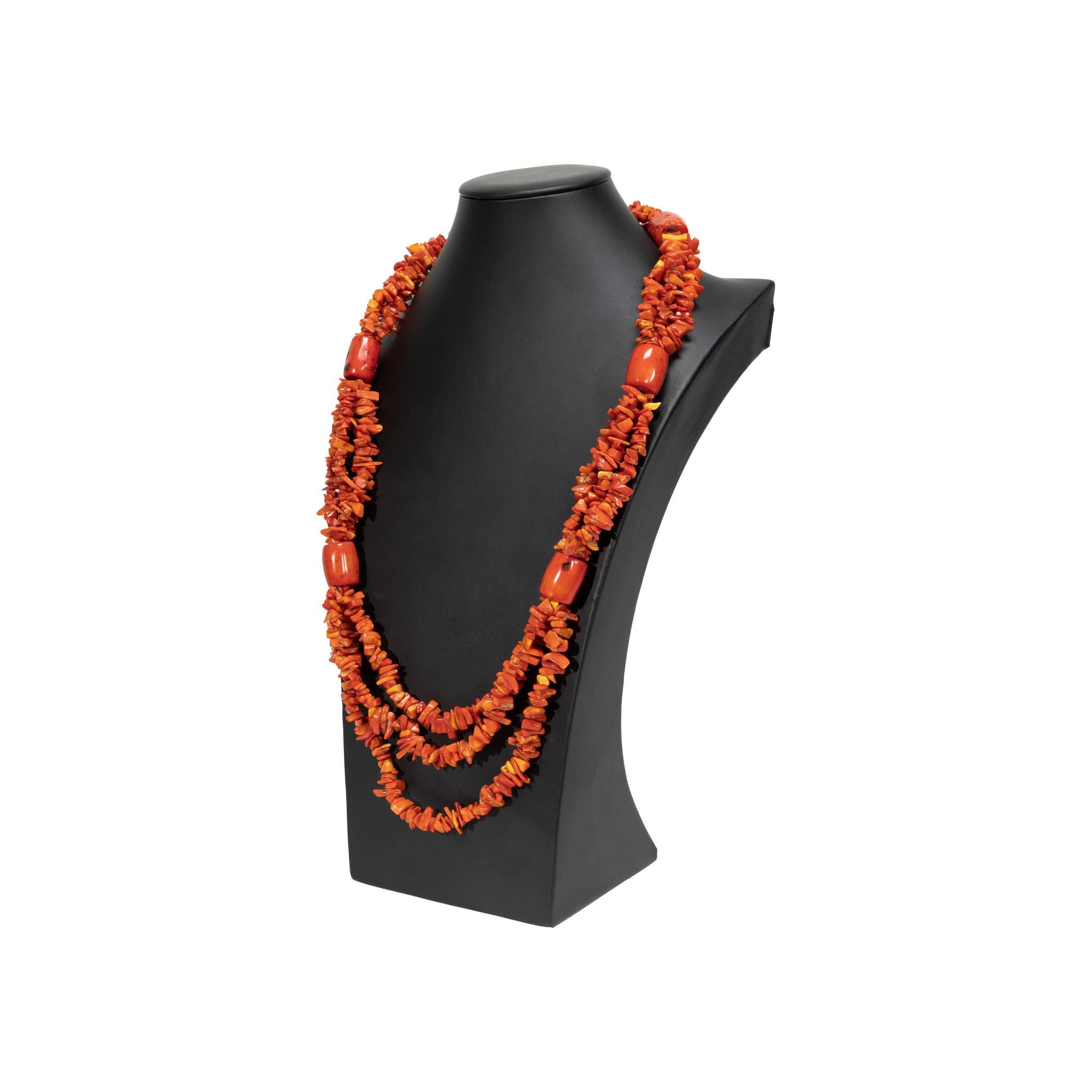 Perlina Collana di corallo rosso a tre fili con perline in vendita