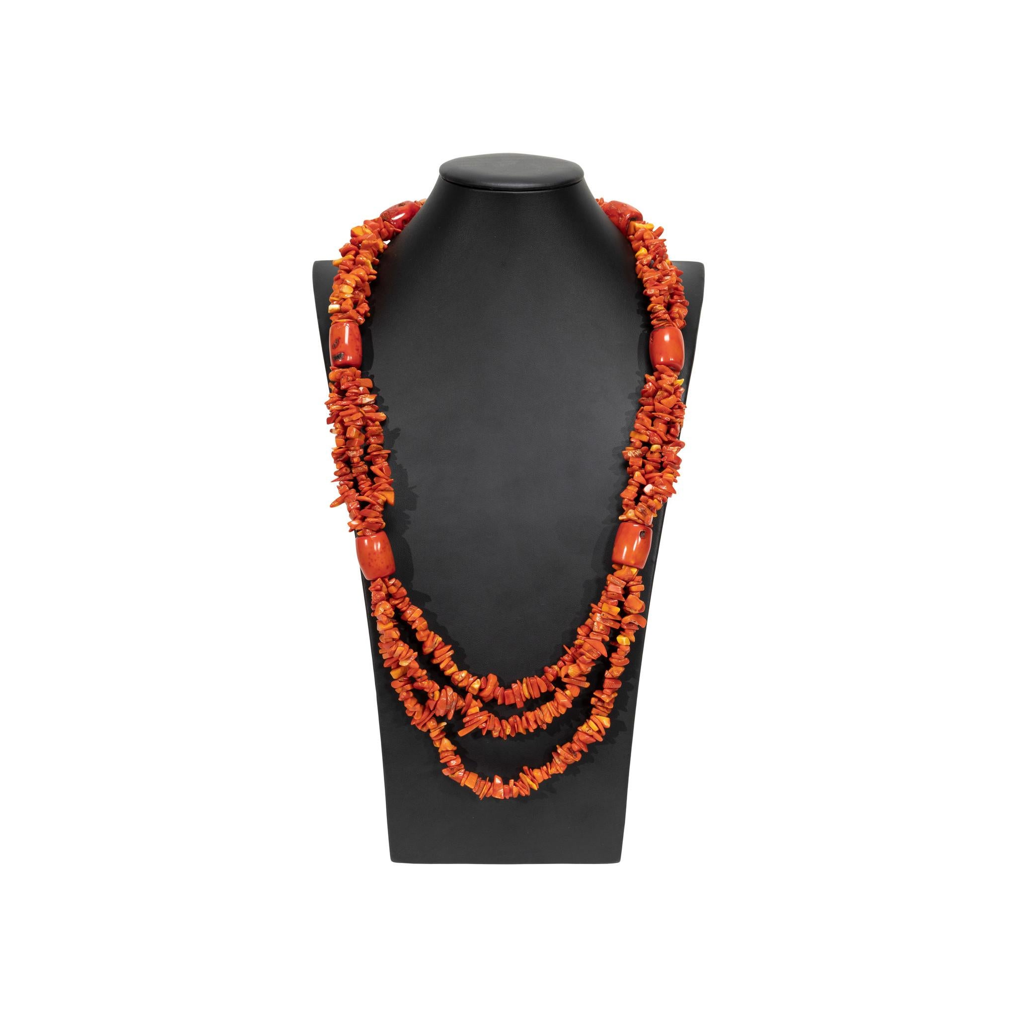 Collana di corallo rosso a tre fili con perline In condizioni buone in vendita a Coeur d Alene, ID