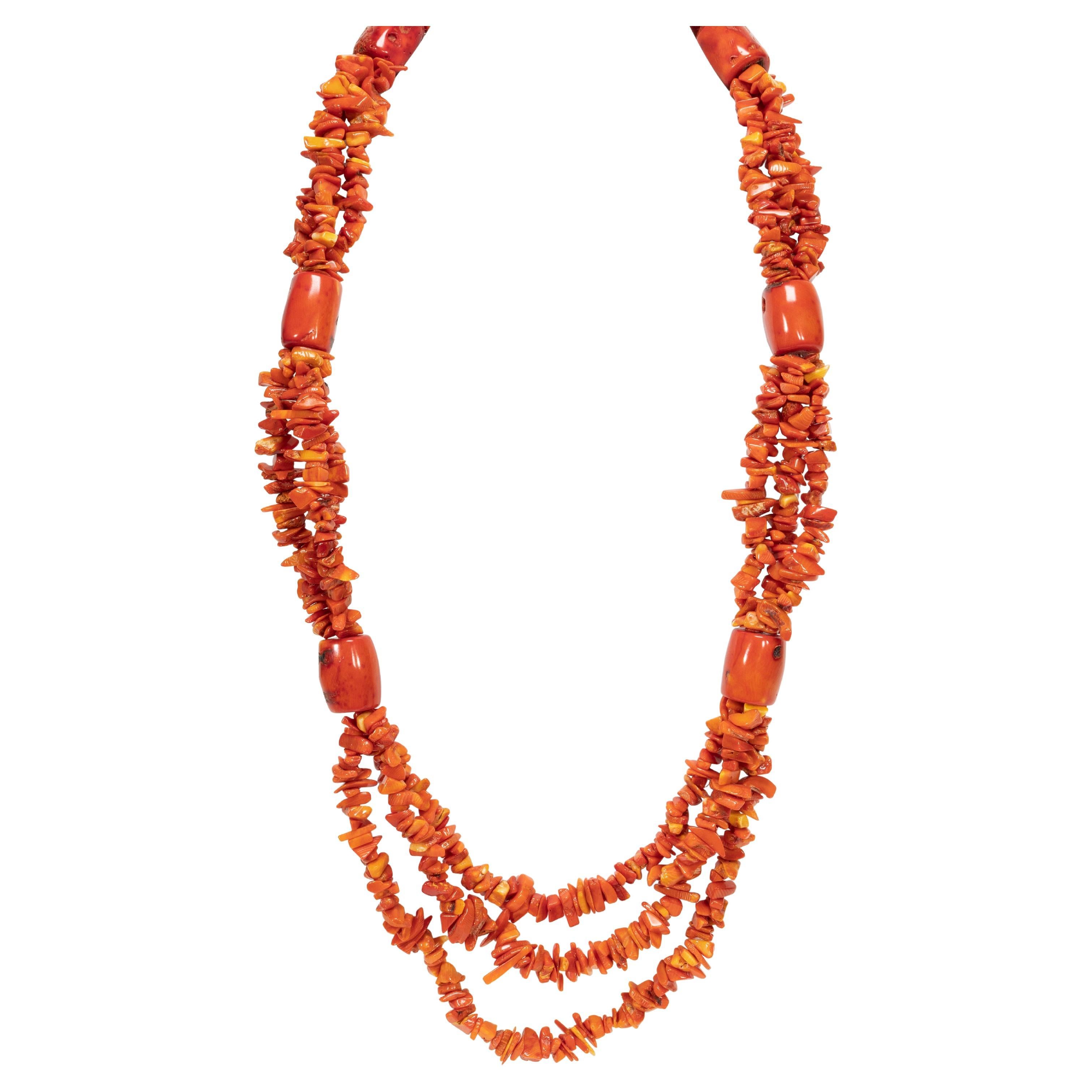 Collana di corallo rosso a tre fili con perline