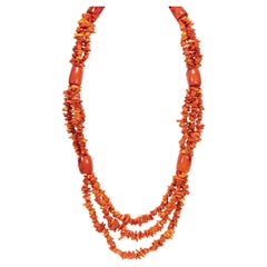 Collana di corallo rosso a tre fili con perline