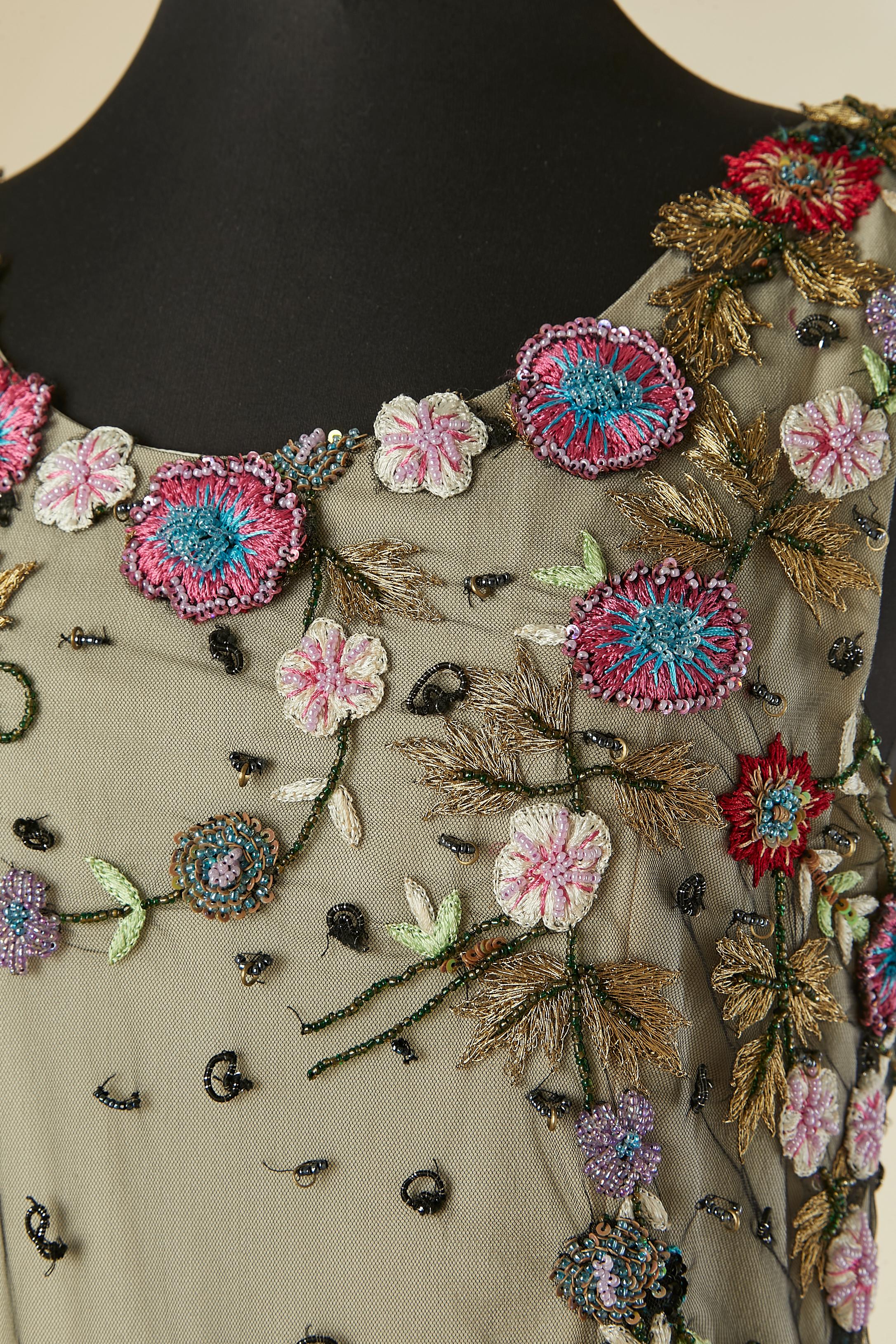 Abendkleid aus Tüll mit Perlen und Fadenstickerei. Baumwollfutter im Brustbereich und Seidenfutter im unteren Bereich. 
Reißverschluss in der hinteren Mitte. 
GRÖSSE M/L 38/40