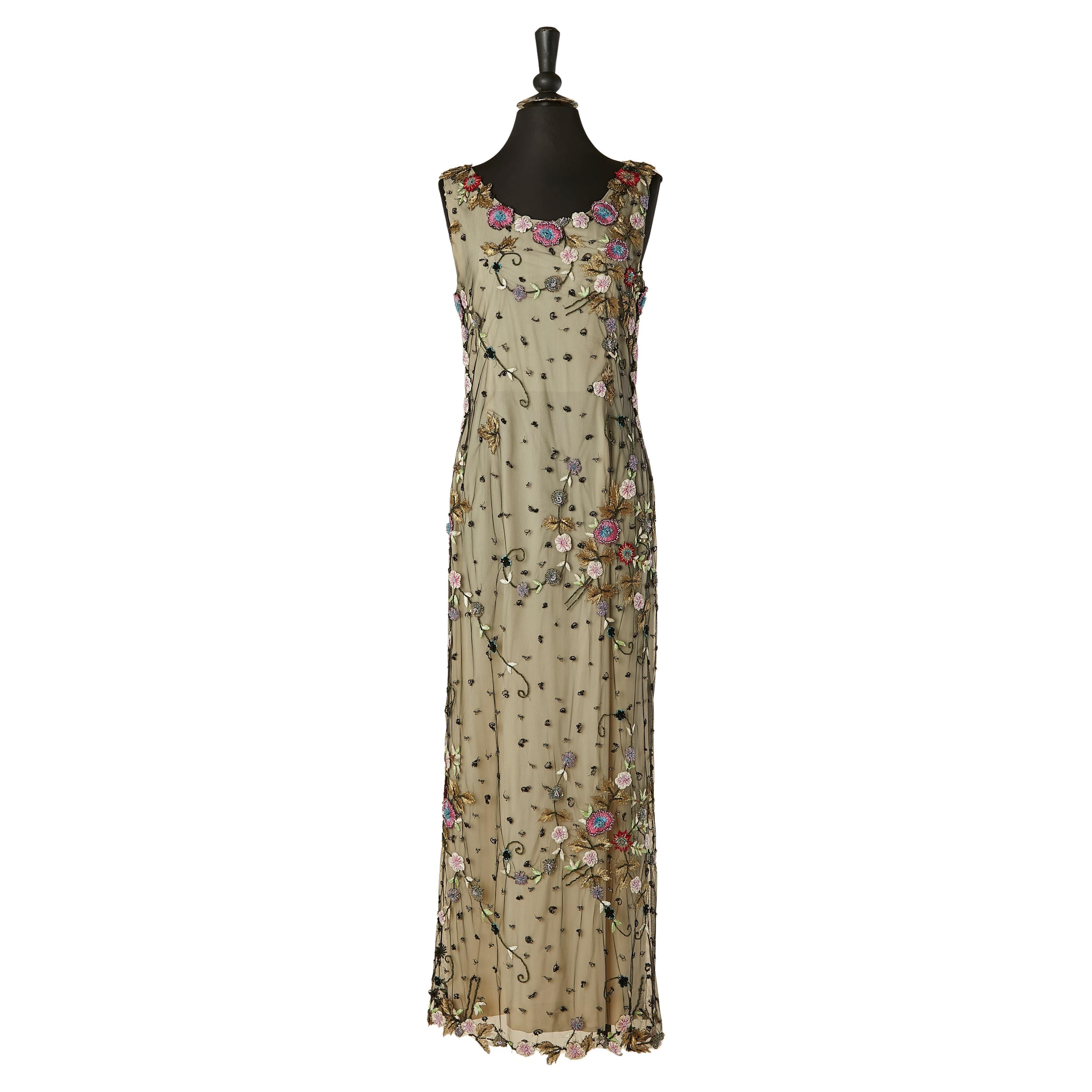 Abendkleid aus Tüll mit Perlen und Fadenstickerei
