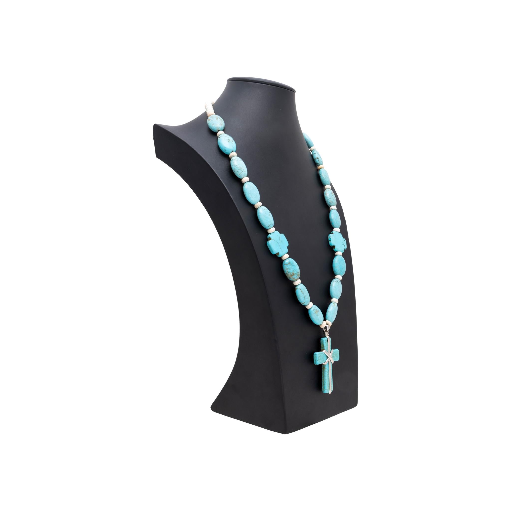Perlenbesetzte türkisfarbene Halskette mit drei Kreuzen (Indigene Kunst (Nord-/Südamerika)) im Angebot