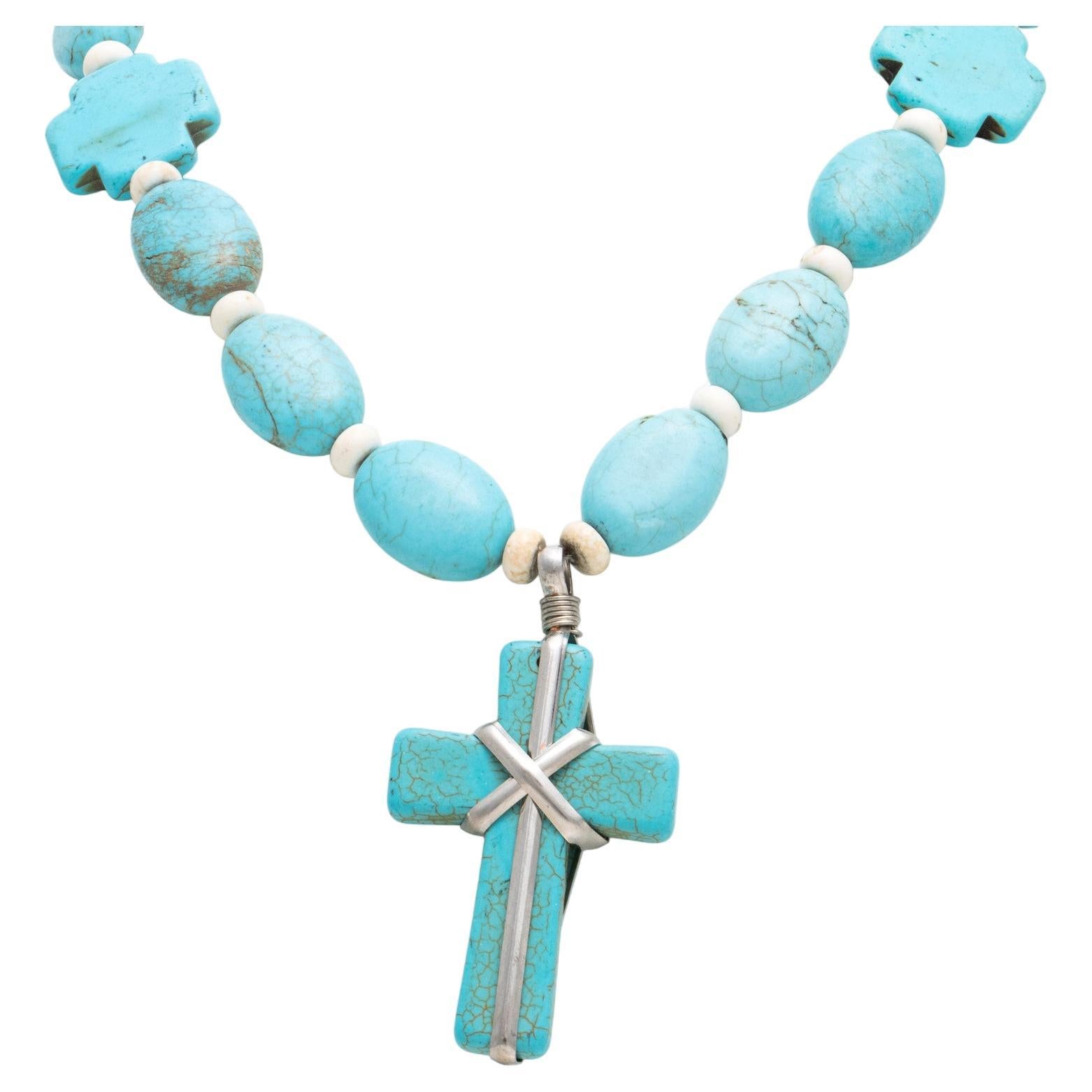 Perlenbesetzte türkisfarbene Halskette mit drei Kreuzen im Angebot