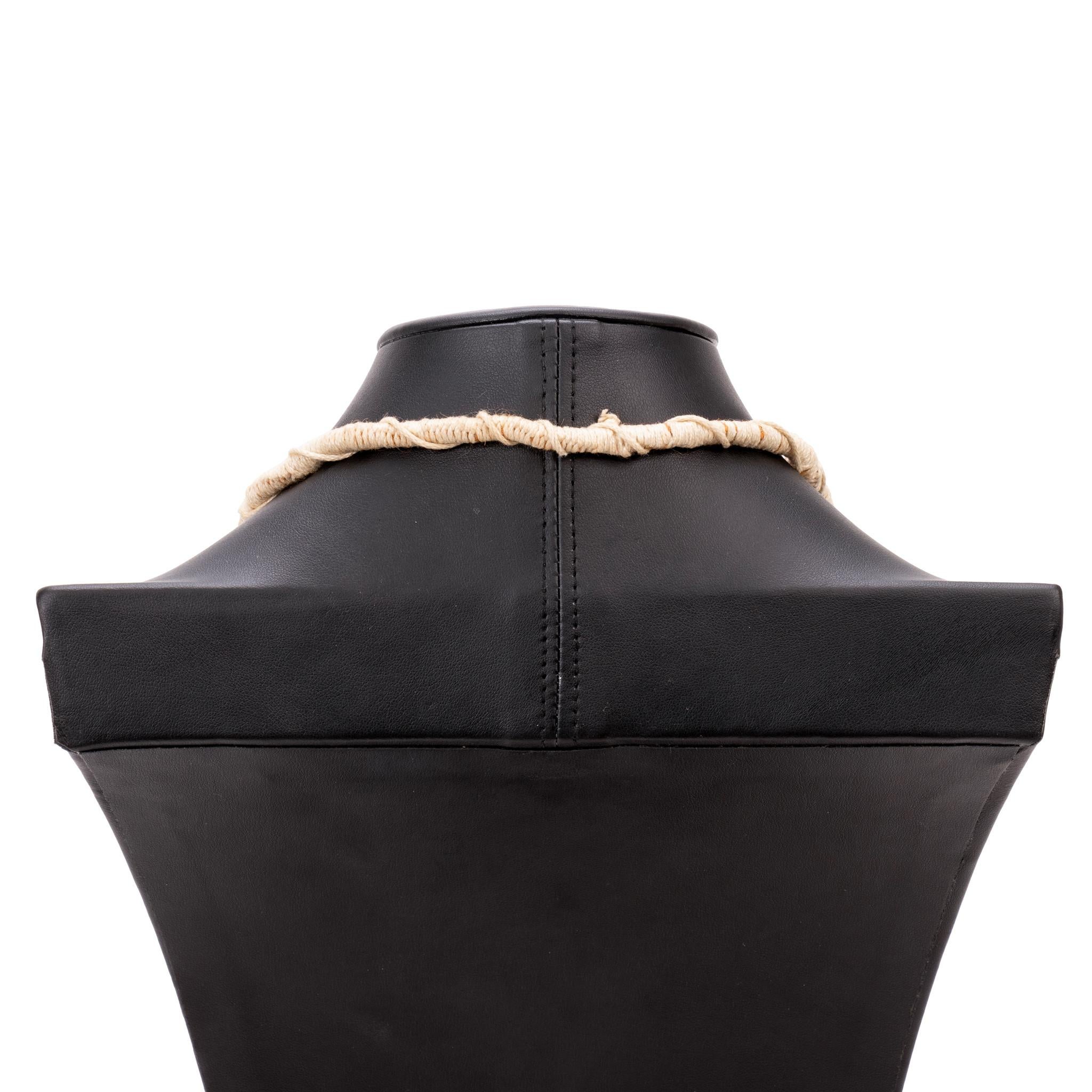 Collana di perline in turchese e ottone. Con bellissime pepite di turchese Kingman intervallate da perline di ottone rotonde. La parte inferiore della collana presenta tre grandi pepite insieme a piccoli dischi di onice su entrambi i lati. Il