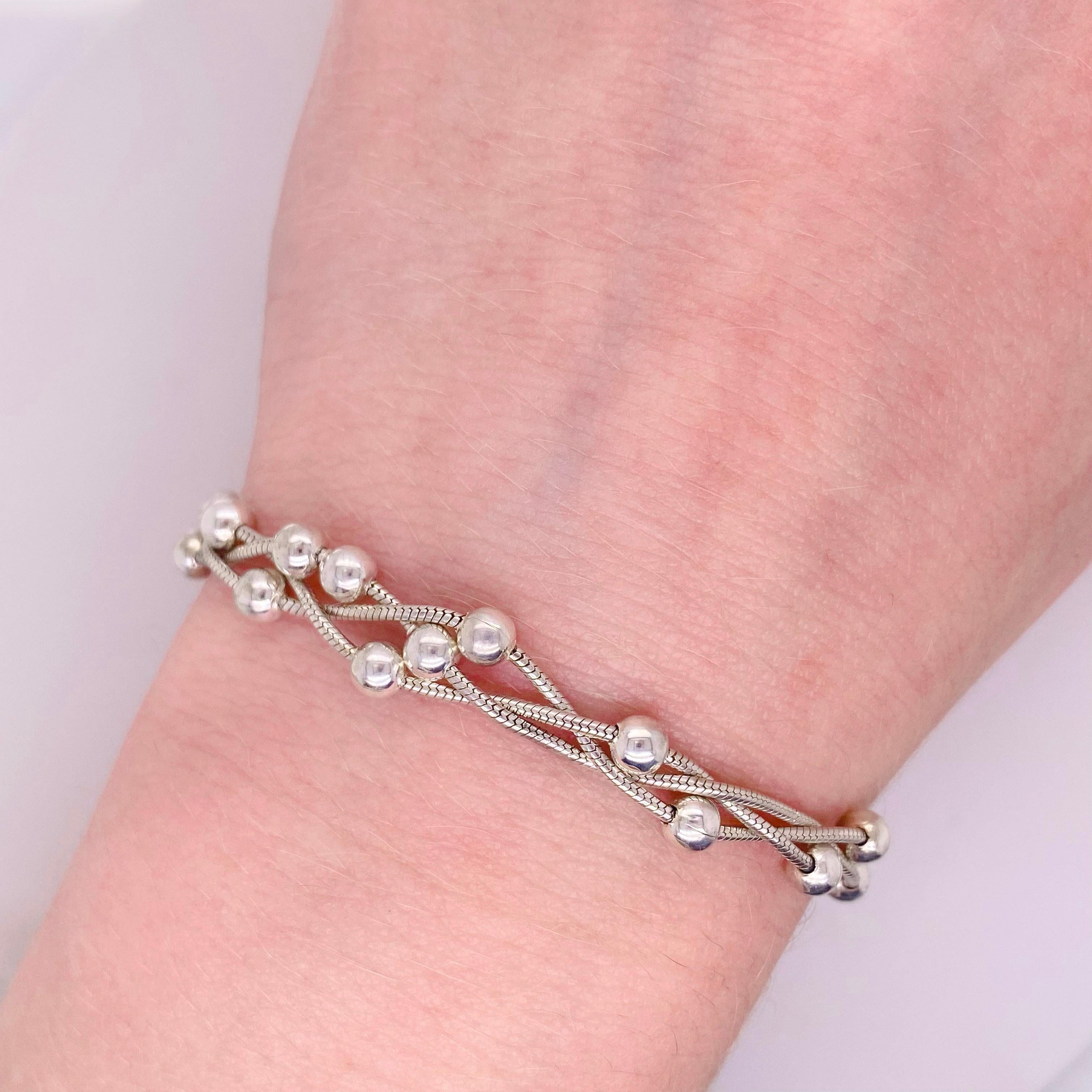 Ce bracelet de perles en argent est unique en son genre ! Fabriqué avec une belle chaîne serpent avec des perles sterling éparpillées. Il est magnifique seul ou empilé avec d'autres bracelets. Il y en a un ! Les détails de ce magnifique bracelet