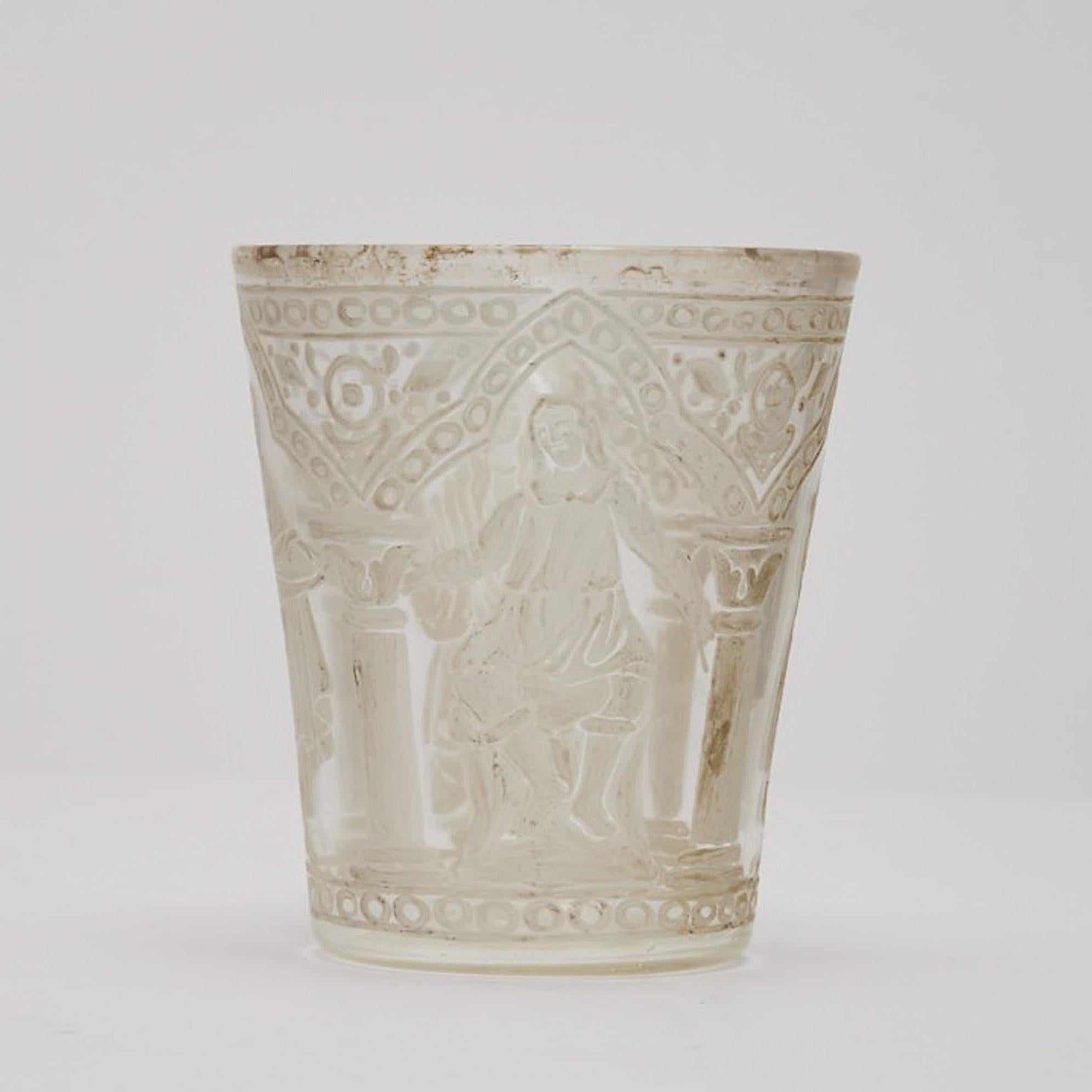 Becher aus mundgeblasenem Glas mit Dekoration klassischer Szenen wird Salviati zugeschrieben (Neoklassisches Revival) im Angebot
