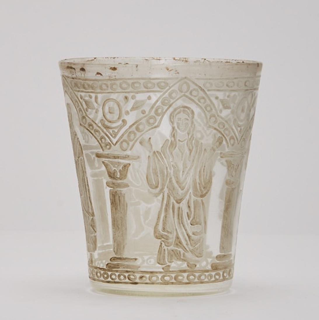 Becher aus mundgeblasenem Glas mit Dekoration klassischer Szenen wird Salviati zugeschrieben (Italienisch) im Angebot
