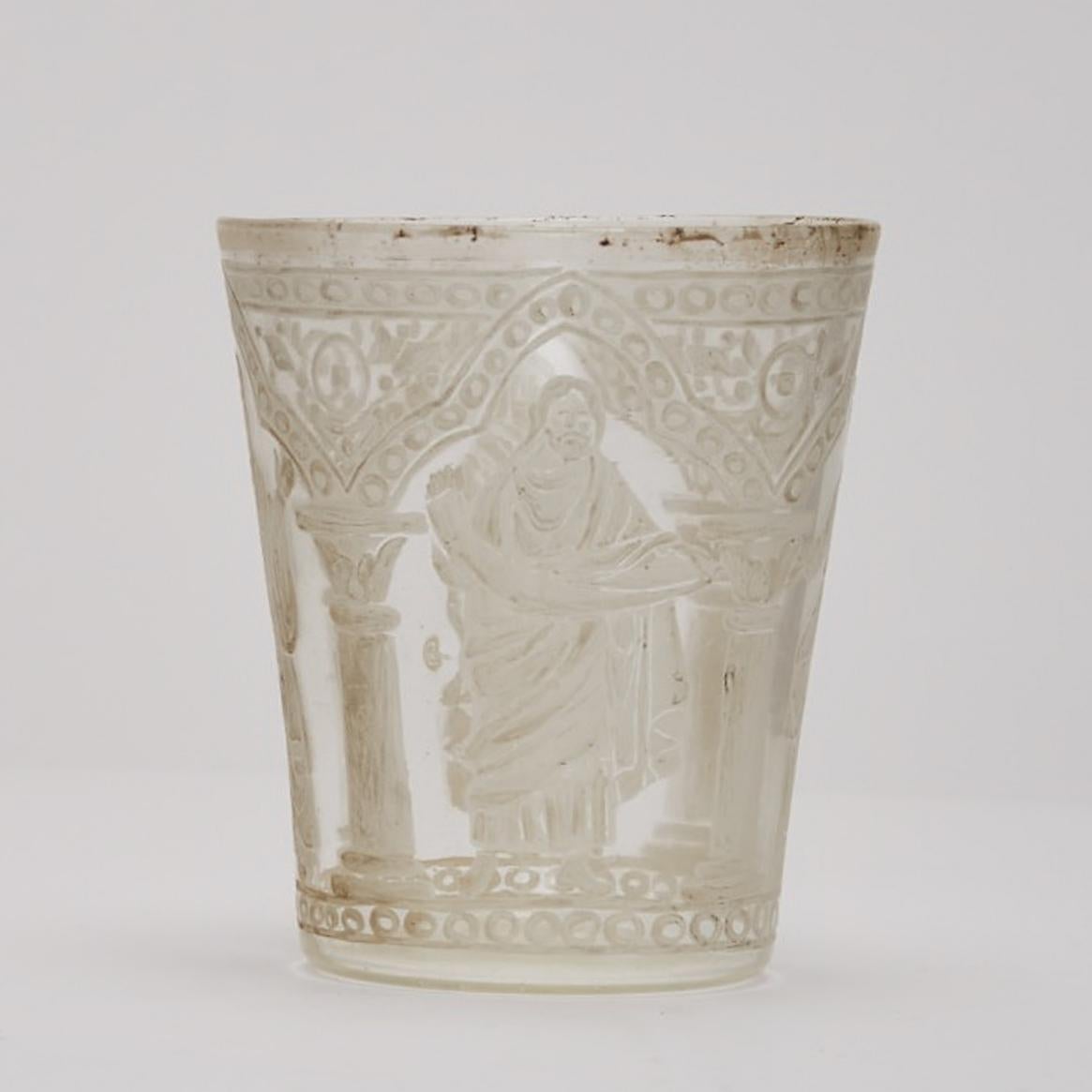 Becher aus mundgeblasenem Glas mit Dekoration klassischer Szenen wird Salviati zugeschrieben im Zustand „Hervorragend“ im Angebot in London, GB