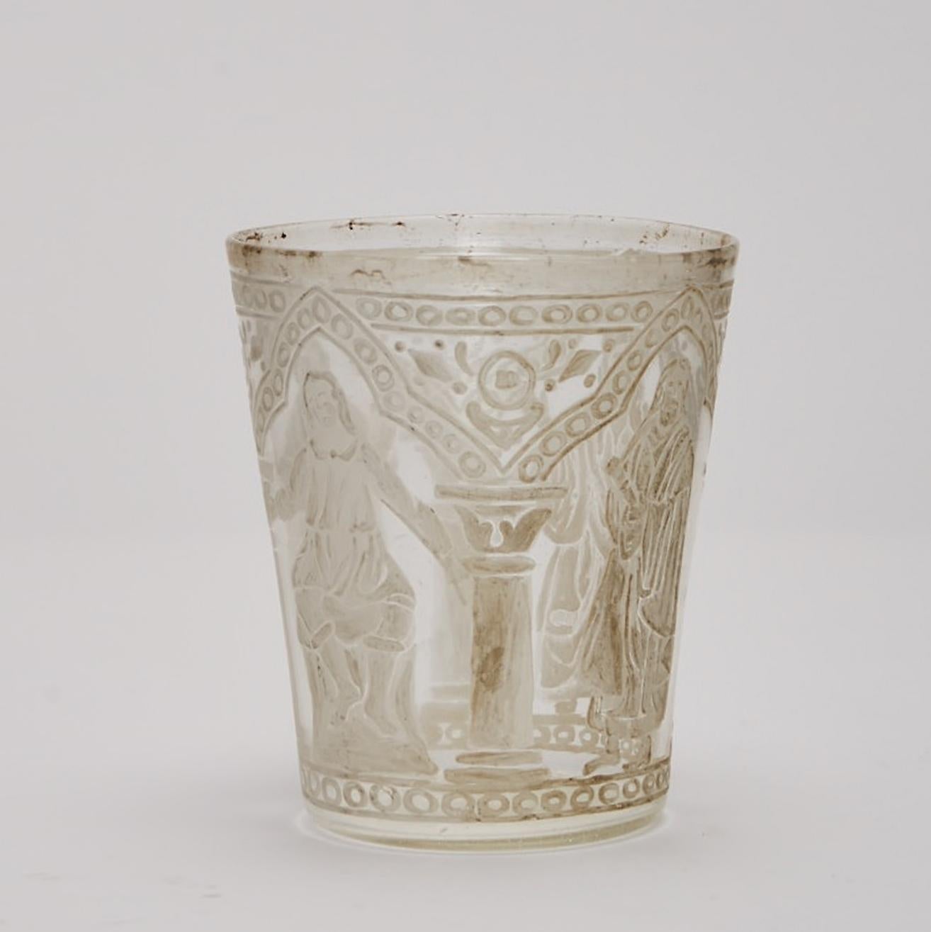 Becher aus mundgeblasenem Glas mit Dekoration klassischer Szenen wird Salviati zugeschrieben (Spätes 19. Jahrhundert) im Angebot