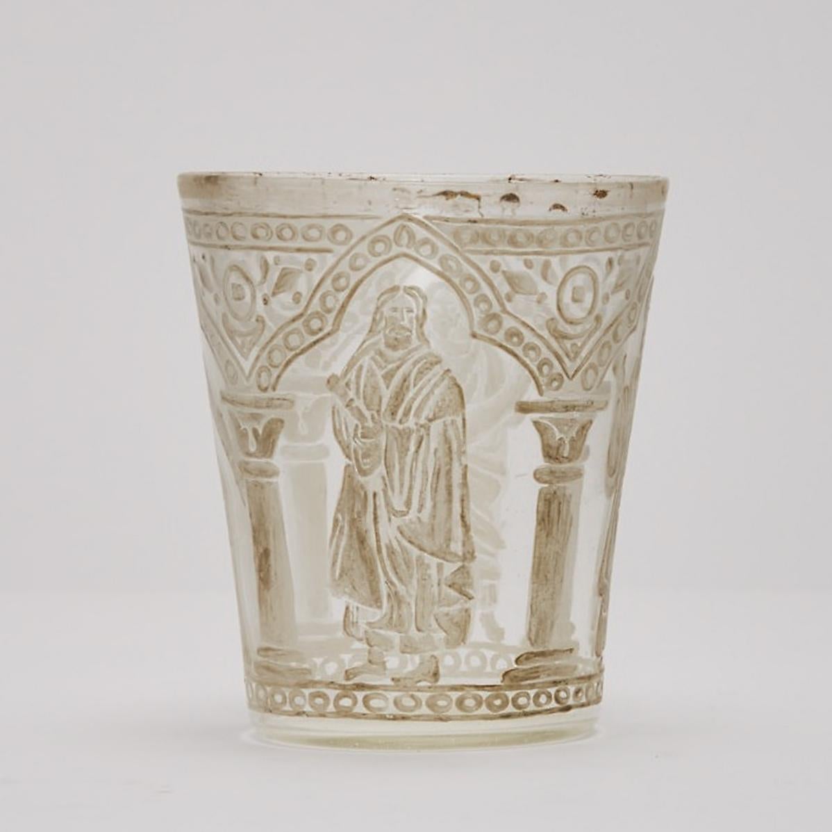 Becher aus mundgeblasenem Glas mit Dekoration klassischer Szenen wird Salviati zugeschrieben (Glaskunst) im Angebot