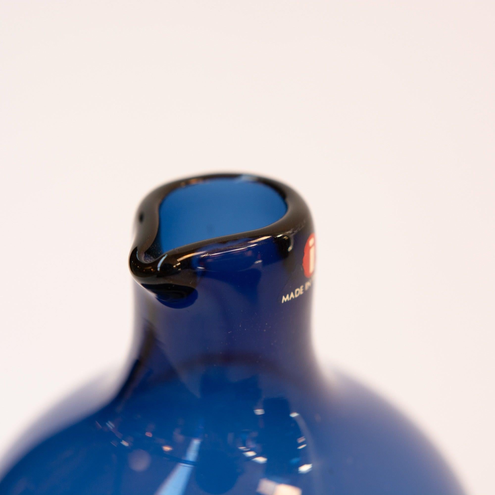 Vaso in vetro soffiato blu con labbro a forma di bicchiere.