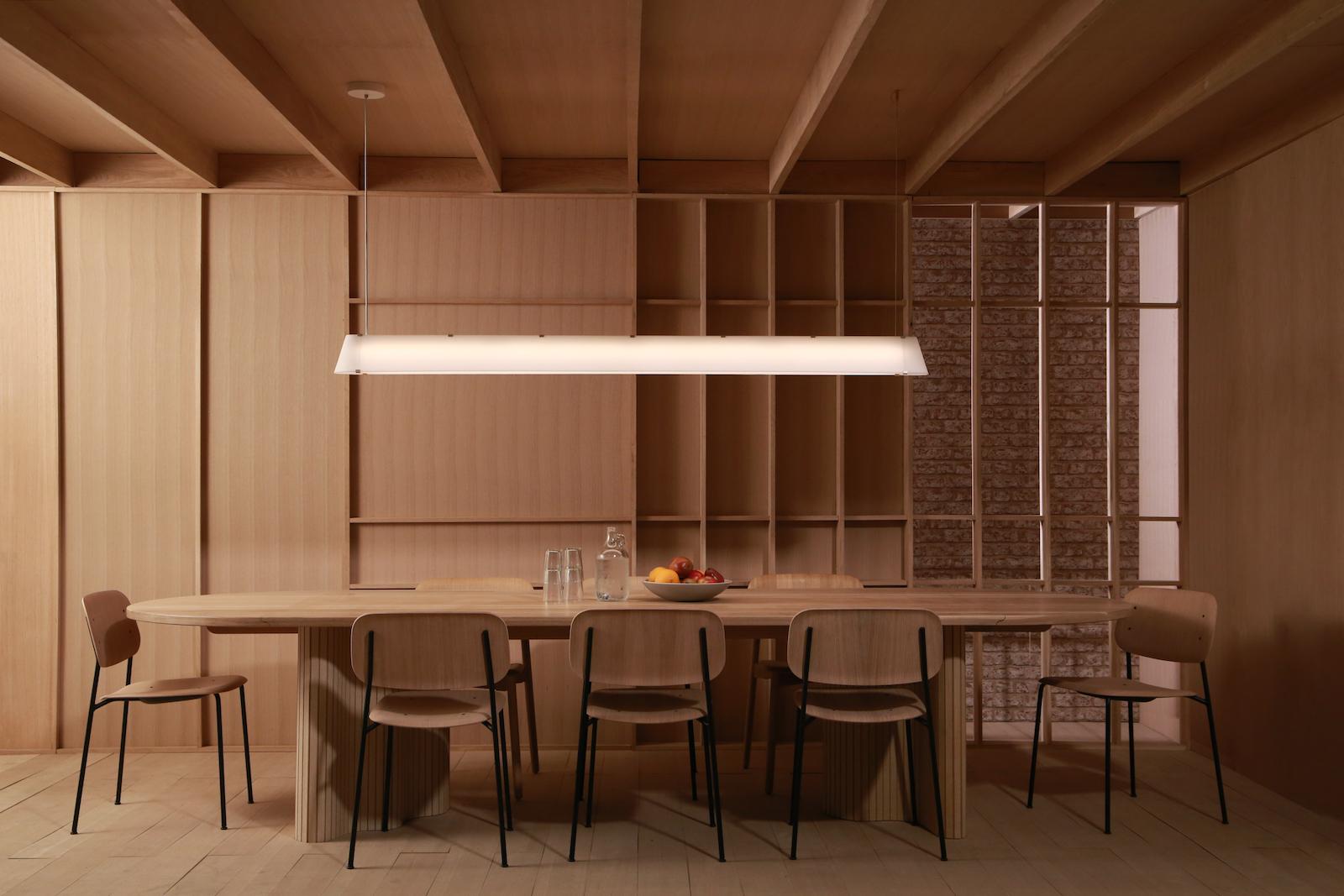 Il nostro Beam Pendant è la nostra rivisitazione della classica tipologia di lampade da negozio, utilizzando strisce di LED ad alta efficienza al posto dei vecchi (e inefficienti) tubi fluorescenti. Il ciondolo Opal Beam utilizza una tavolozza di