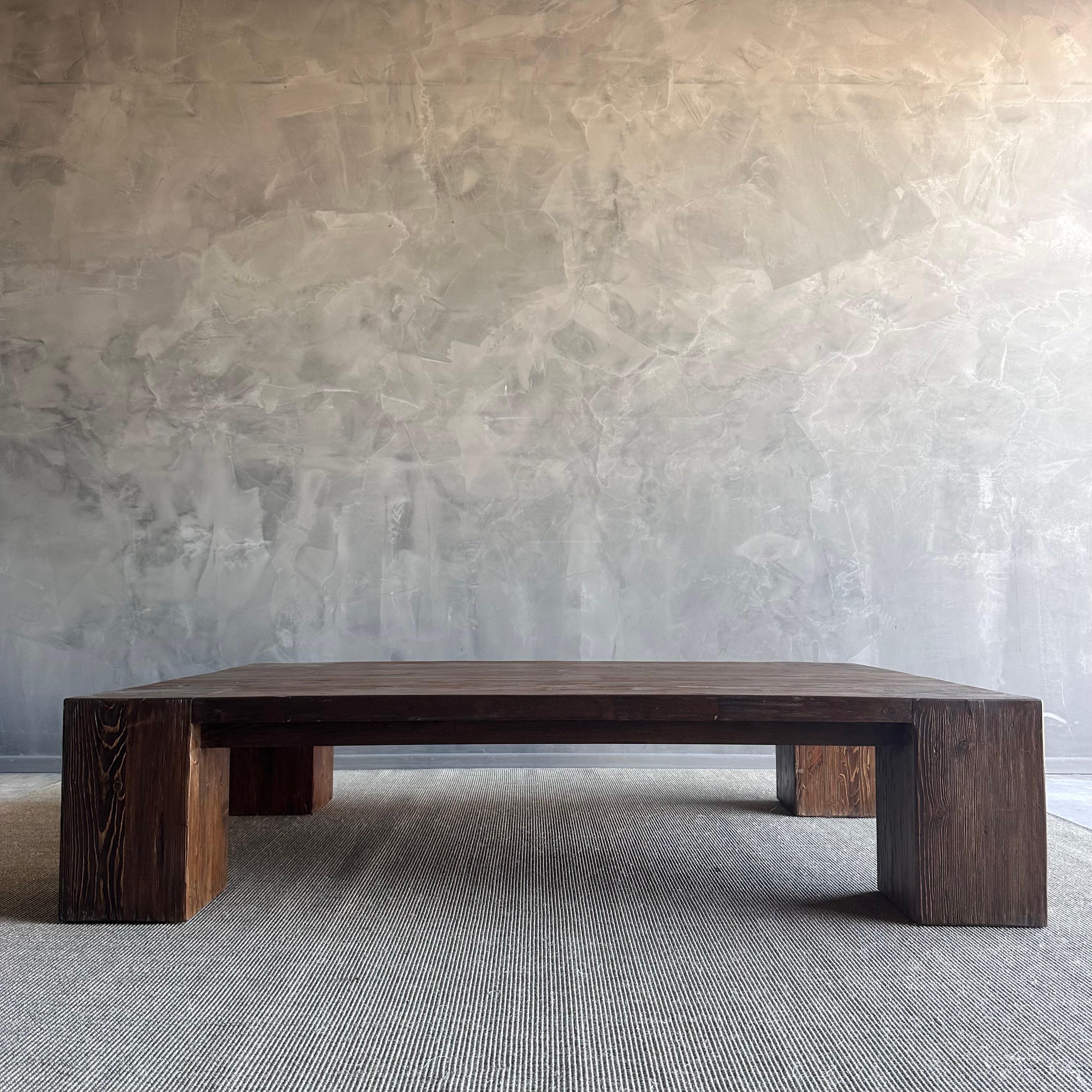 XXI secolo e contemporaneo Tavolino da caffè Beam XL in legno di olmo recuperato e tinto noce in vendita