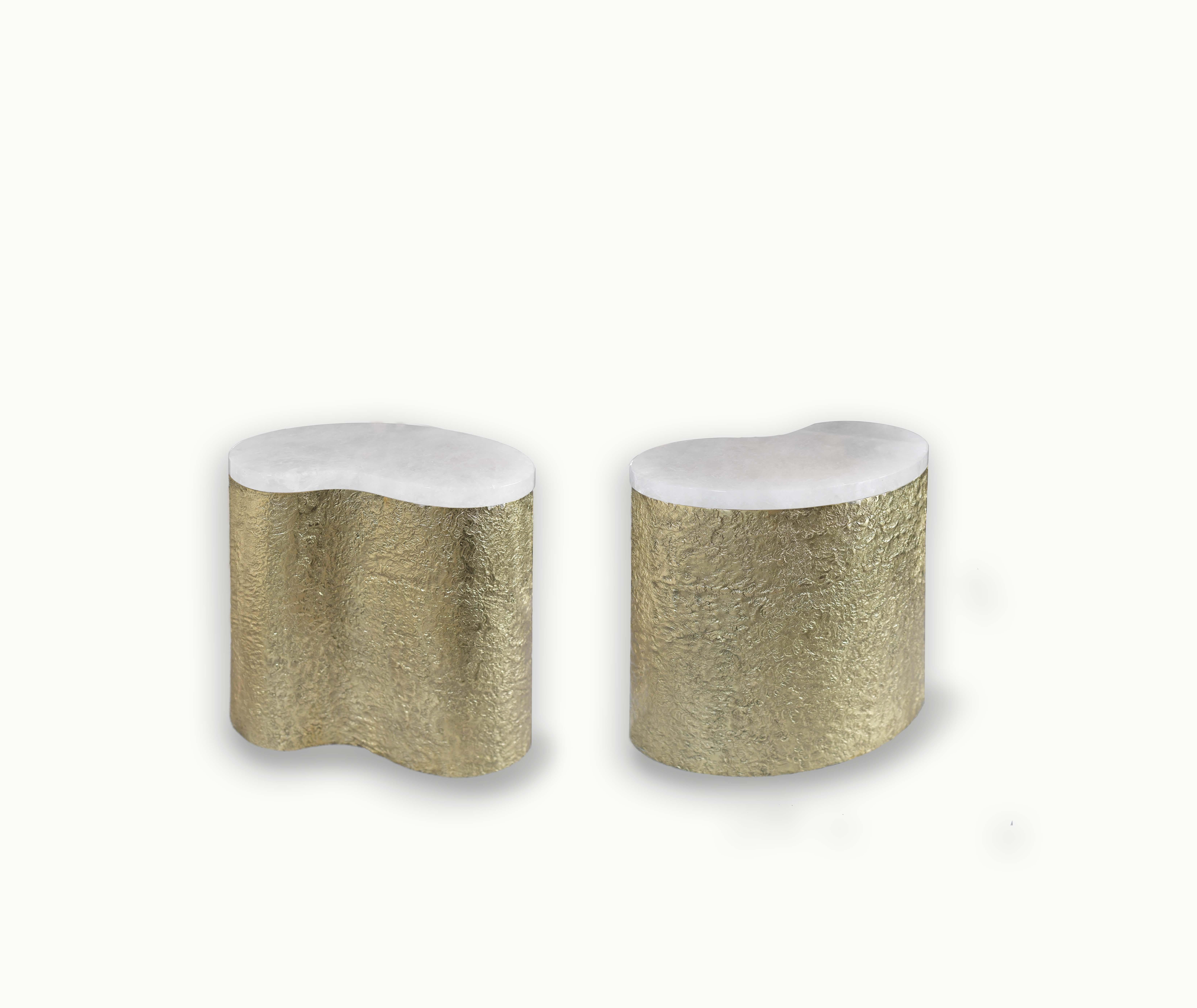 Paire de tables d'appoint en laiton martelé avec dessus en quartz de cristal de roche. Créé par Phoenix Gallery, NYC.
Taille, quantité et finition personnalisées sur demande.