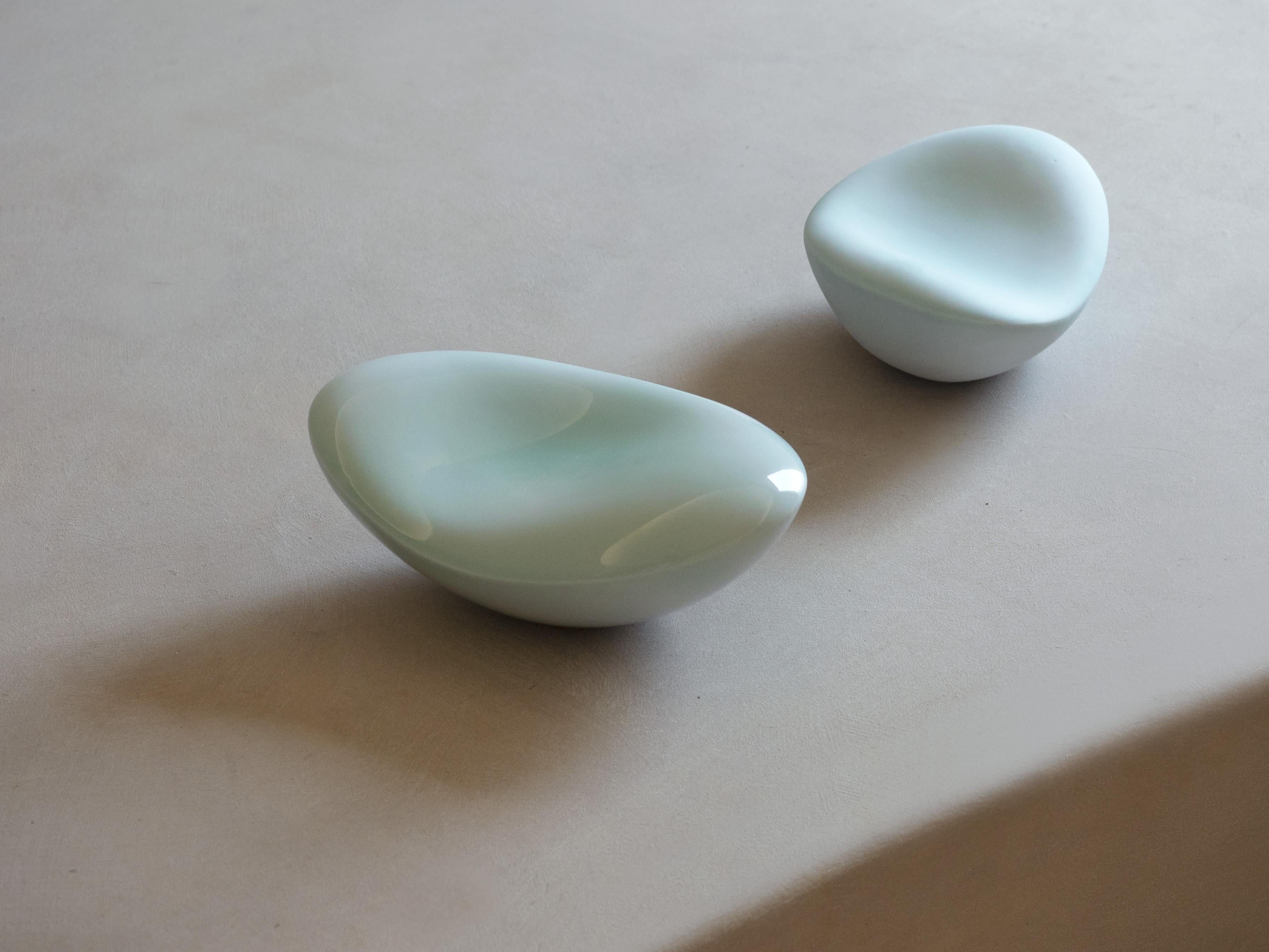 Bean de Soo Joo est une sculpture de table abstraite unique, créée en céramique de porcelaine et en glaçure céladon coréenne. Ces sculptures biophiles en céramique de Soo Joo ont une beauté intemporelle qui n'est pas affectée par l'évolution des