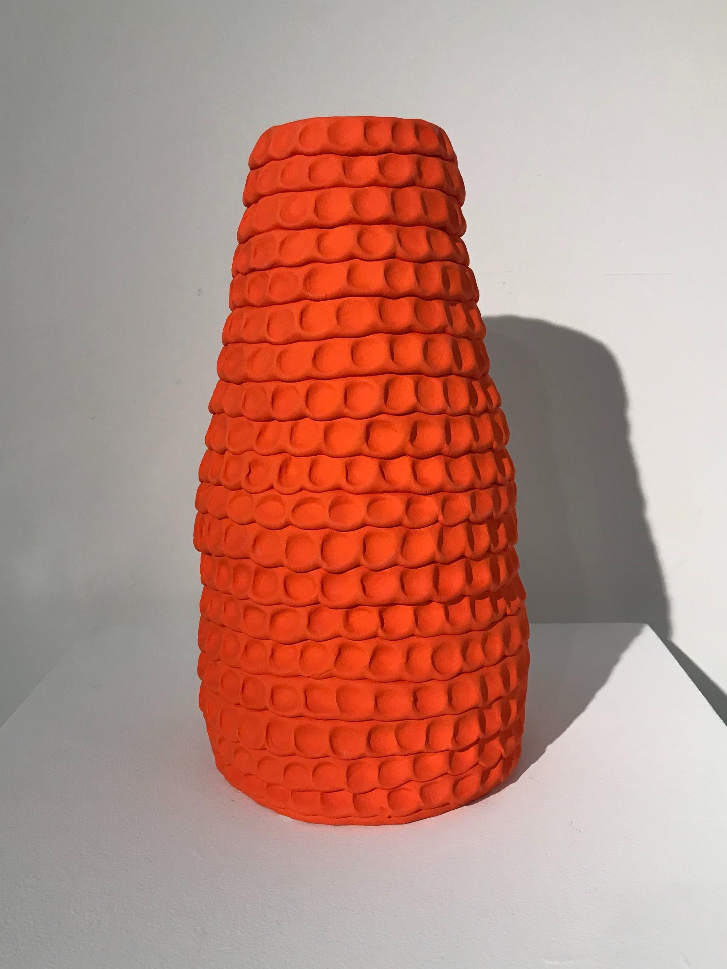 "Großer orangefarbener Bienenstock", Contemporary, Keramik, Skulptur, Steingut, Unterglasur