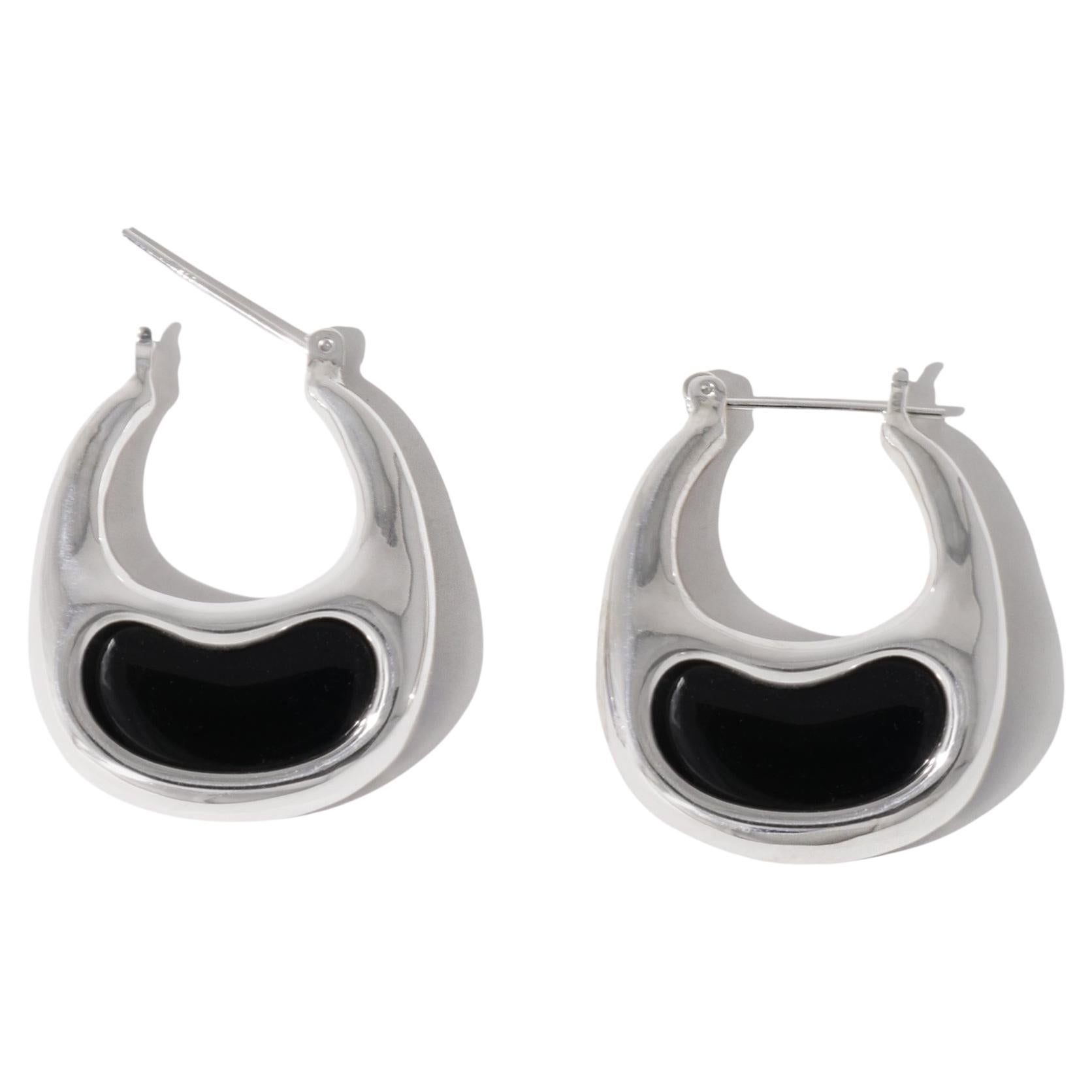 Orecchini Bean Hoop grandi in argento 925 e pietra basaltica nera di CLED