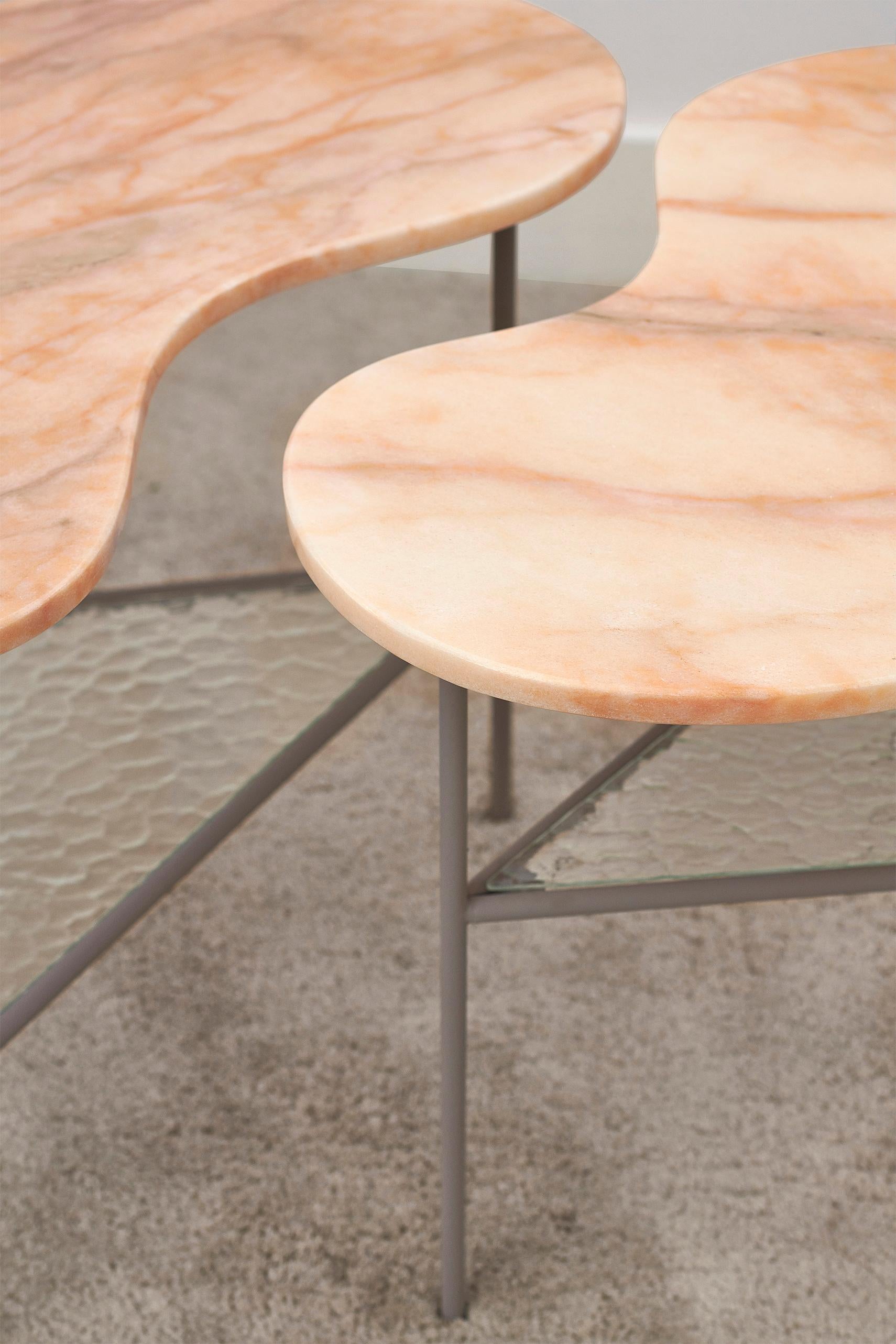 Espagnol Table d'appoint portugaise en forme de pomme en marbre et pierre naturelle rose en vente