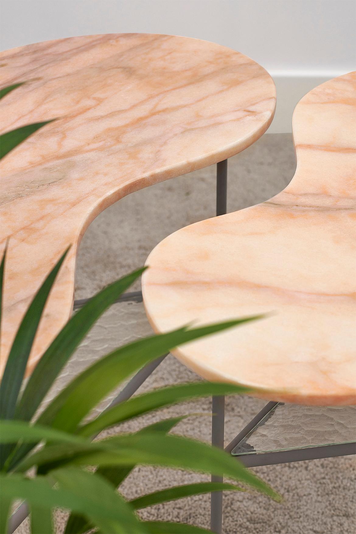 Fait main Table d'appoint portugaise en forme de pomme en marbre et pierre naturelle rose en vente