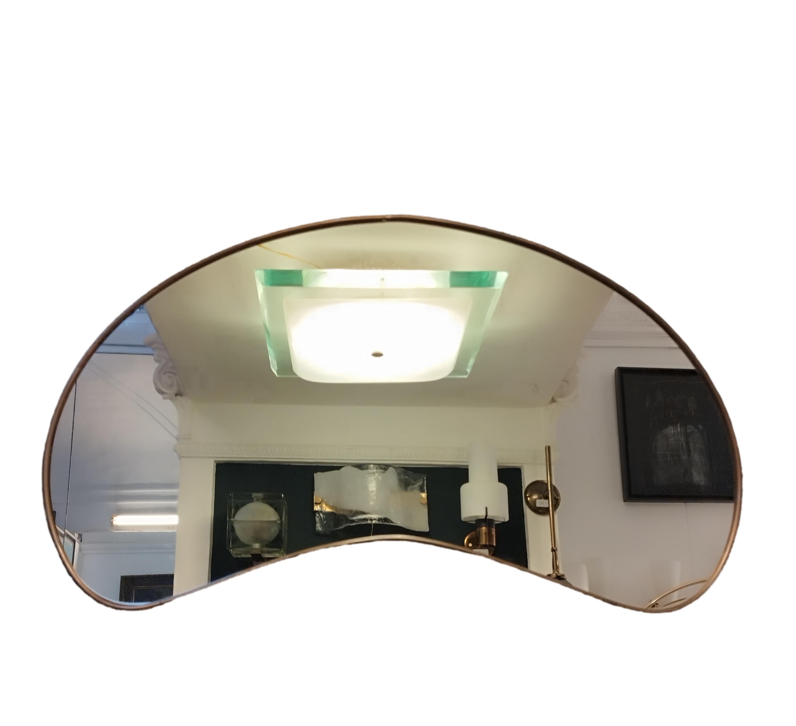 Specchio da parete in ottone haricot de forme libre. Nel mood di Garouste e Bonetti, Hubert Le Gall, Franck Evenou, Gio Ponti, Fontana Arte.