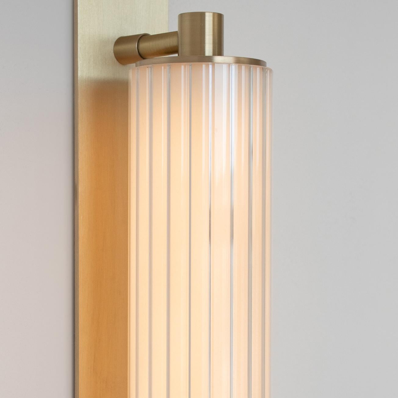 Canadese BEAON S4 Wall Sconce  - Clear Scalloped Glass - Satin Brass in vendita