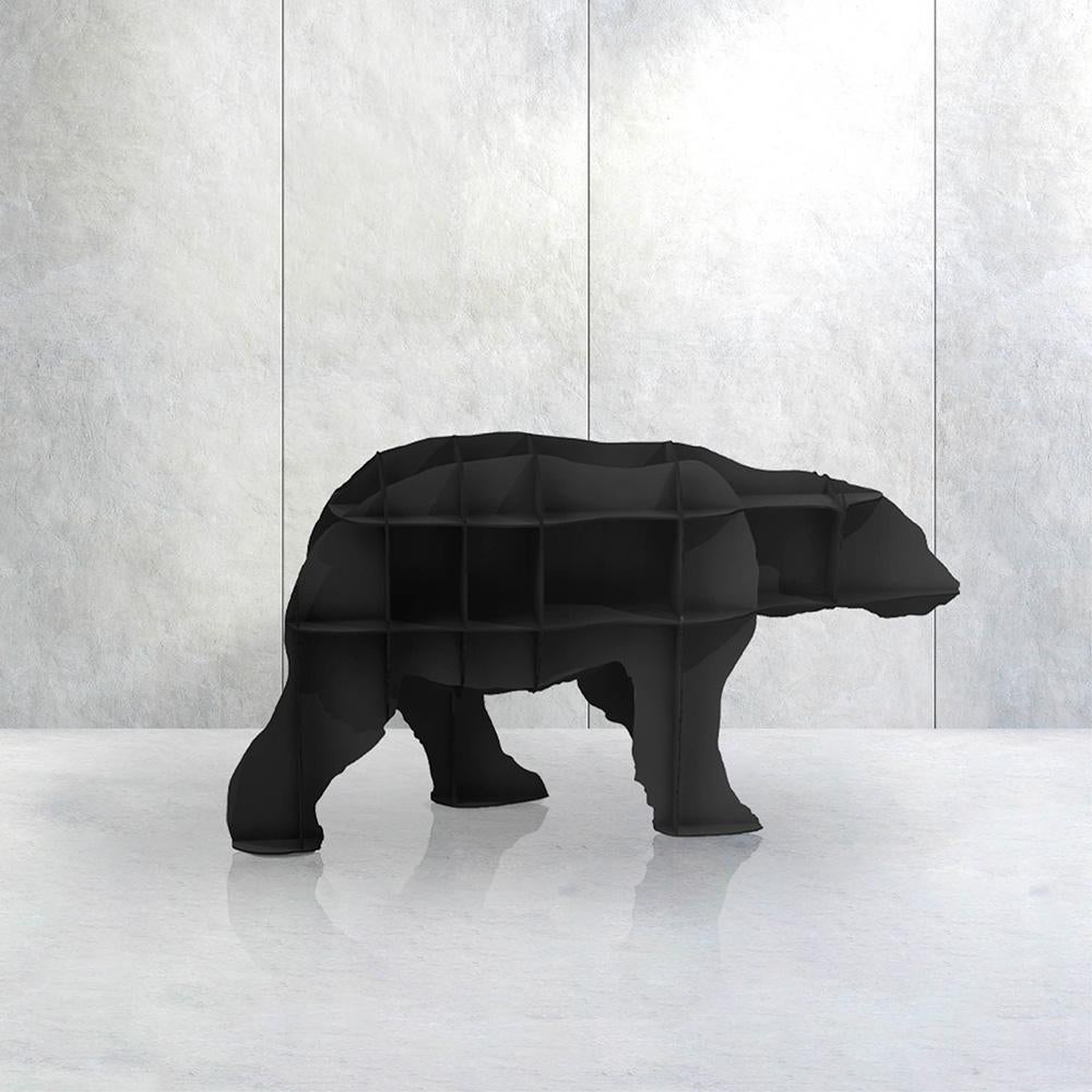 Hijo de Joe, Junior también es la versión en miniatura. Un oso polar en perfecta armonía con su función de biblioteca, el oso gana peso, volumen y poder a medida que se llena de libros. Ideal para atraer a los lectores principiantes, Junior prospera