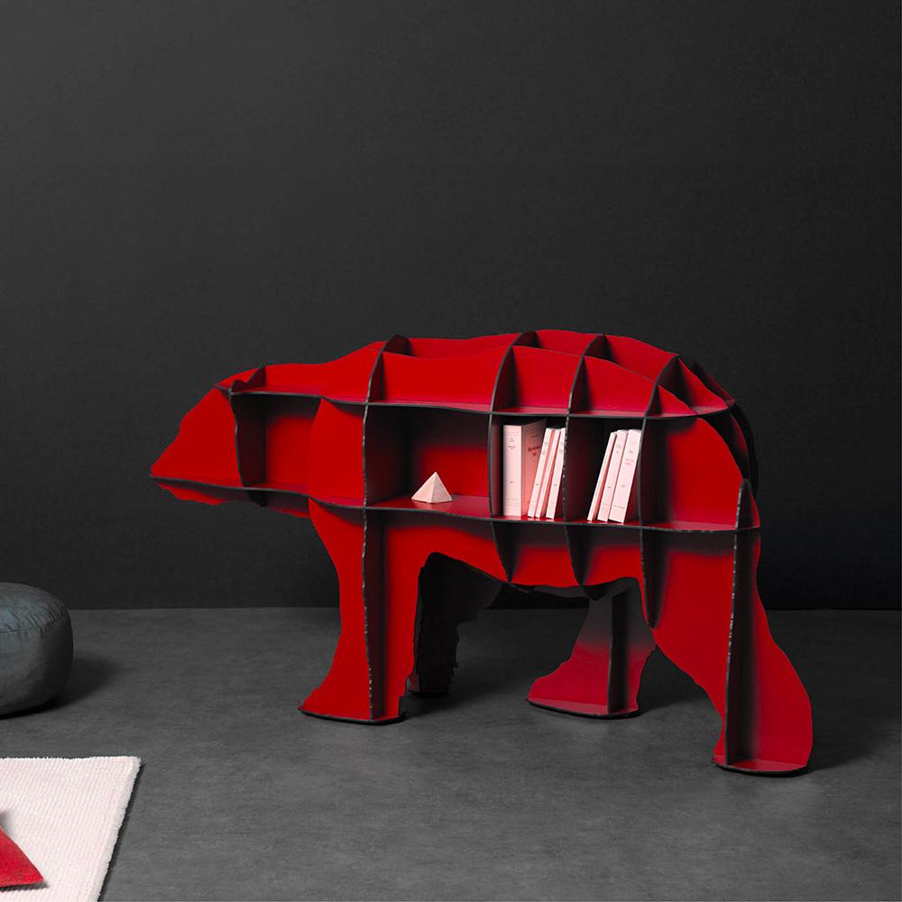 Hijo de Joe, Junior también es la versión en miniatura. Un oso polar en perfecta armonía con su función de biblioteca, el oso gana peso, volumen y poder a medida que se llena de libros. Ideal para atraer a los lectores principiantes, Junior prospera