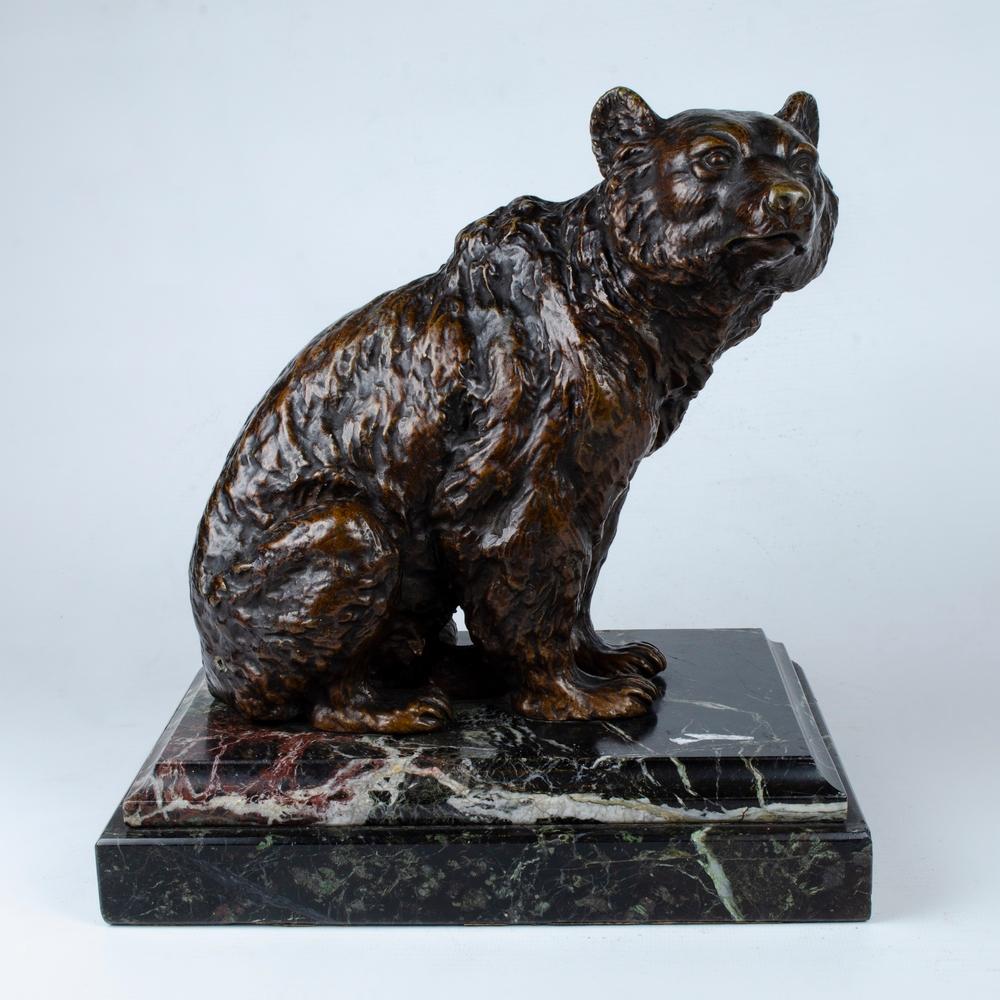 Figure d'ours en bronze patiné avec base en marbre signée « E. Perot »
Cette belle figurine en bronze patiné représente un ours assis, dans les détails on peut voir la texture de la fourrure et une expression calme sur son visage, sur un socle en