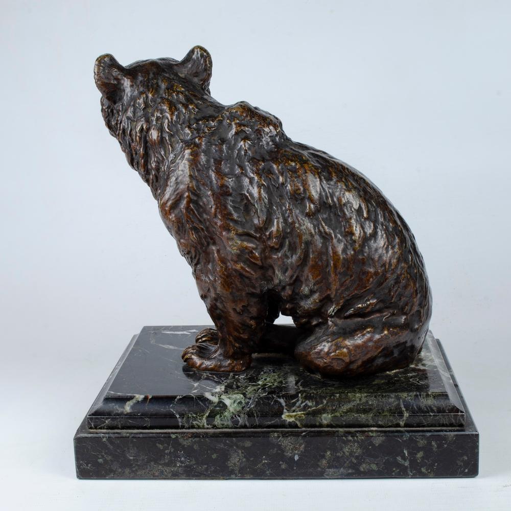 Art déco Figure d'ours en bronze patiné avec base en marbre signée « E. Perot » en vente
