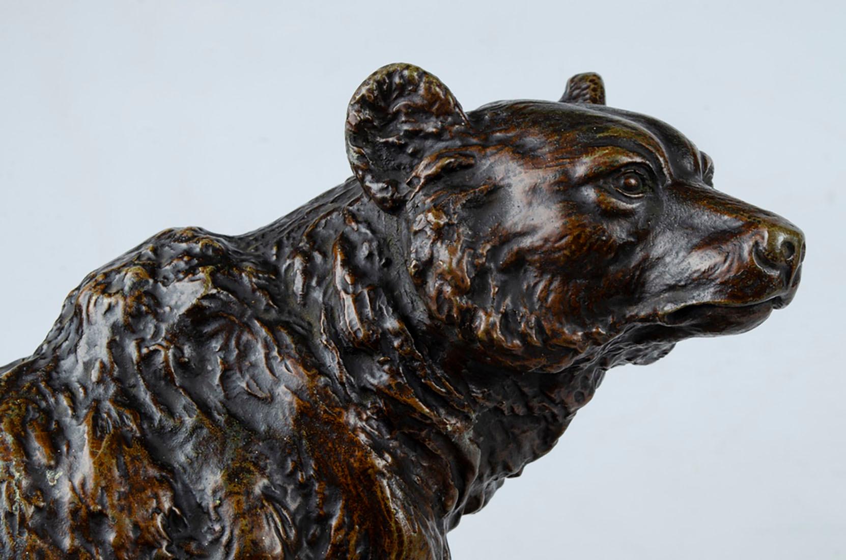 Fait main Figure d'ours en bronze patiné avec base en marbre signée « E. Perot » en vente