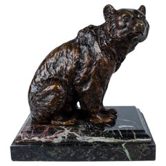 Figure d'ours en bronze patiné avec base en marbre signée « E. Perot »