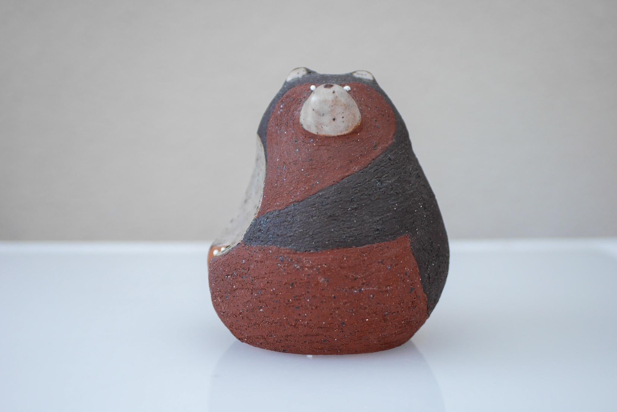 Una statuetta/scultura vintage in ceramica/pietra raffigurante un orso realizzata dal talentuoso Thomas Hellström per Nittsjö Sweden. Questo è uno dei famosi animali di Hellströms. Questo adorabile orsetto fu prodotto nel 1962 e divenne rapidamente
