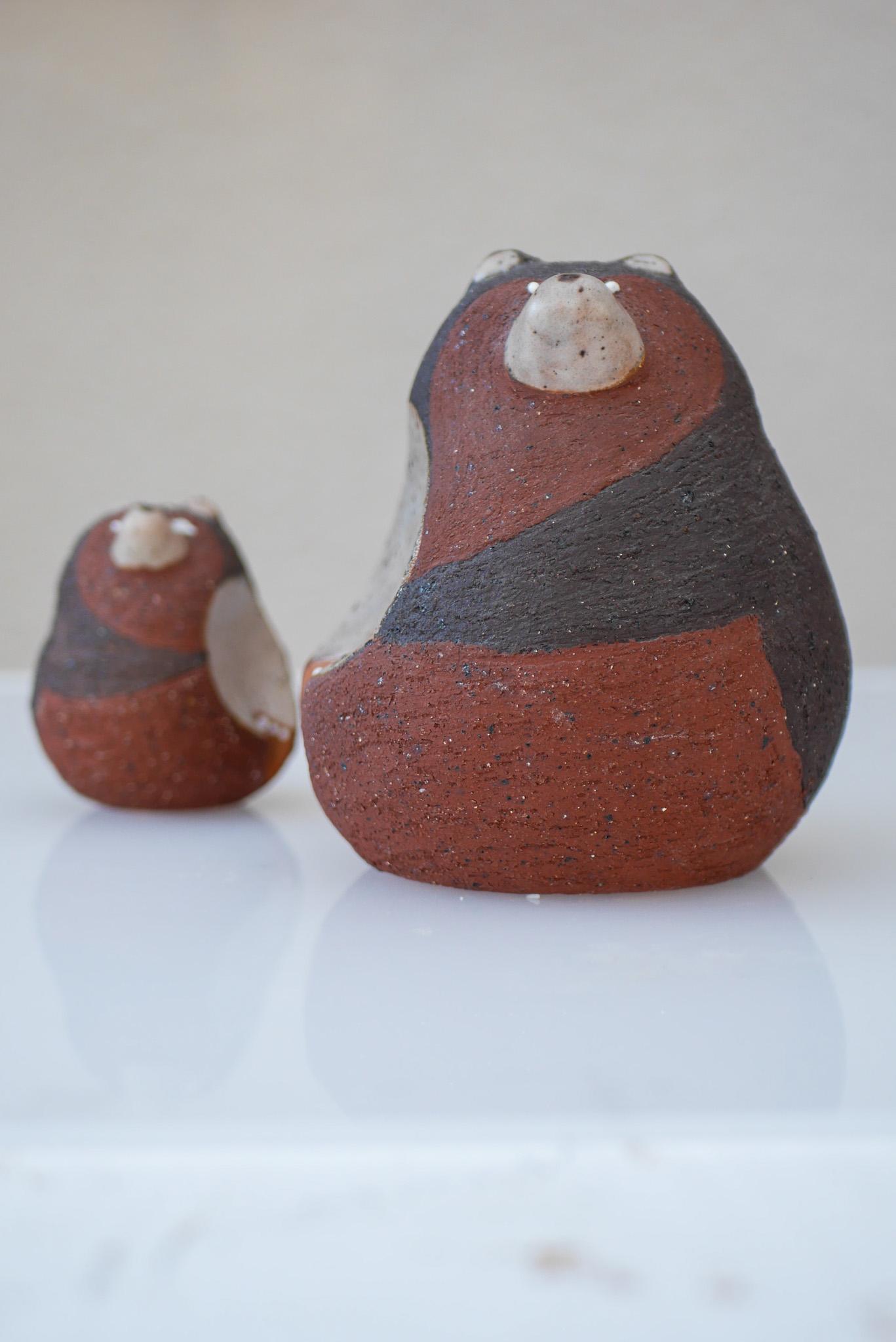 Fatto a mano Figurina di orso in ceramica di Thomas Hellström per Nittsjö, Svezia in vendita