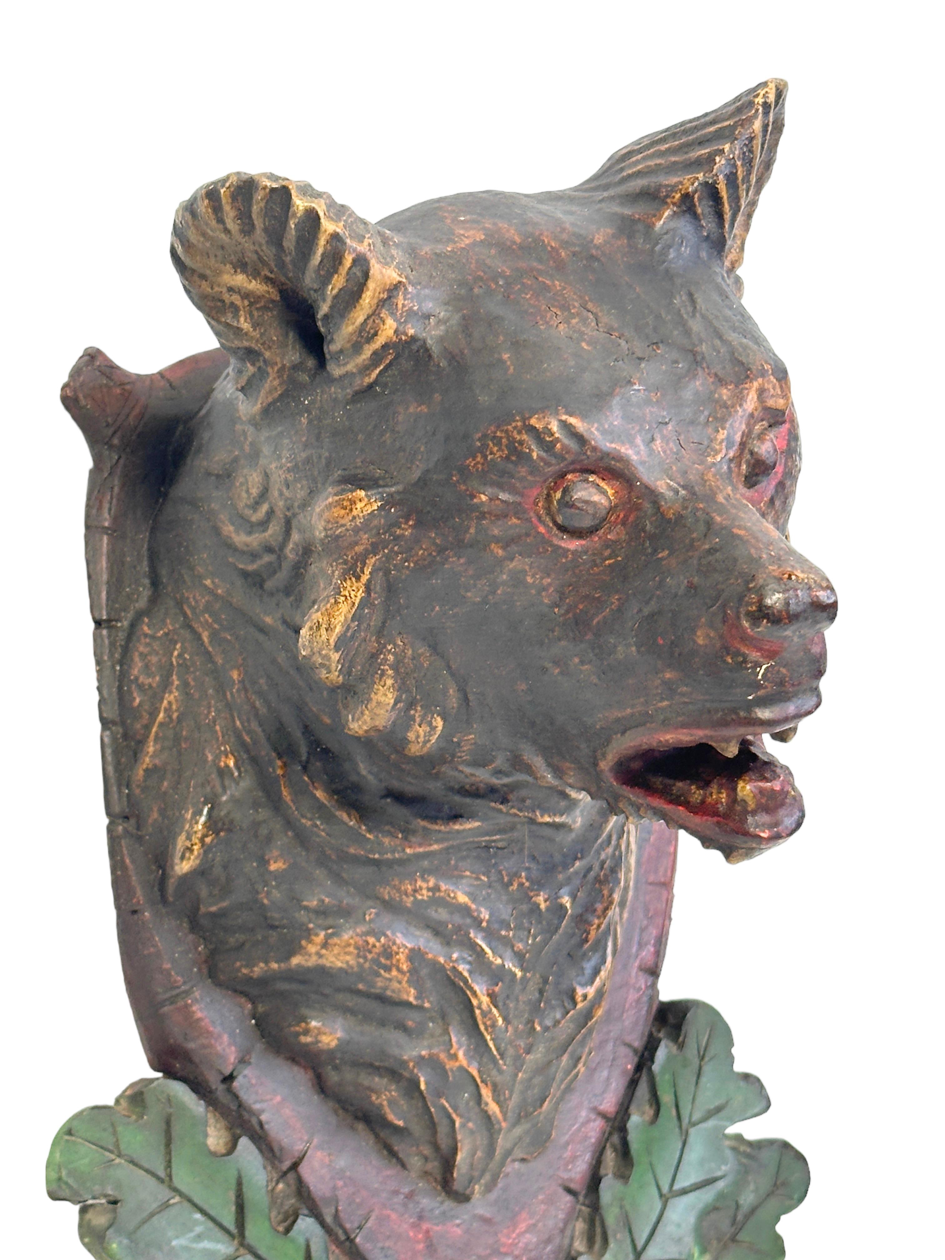 Cabeza de oso Black Forest Trofeo de madera de arte popular tallado a mano, Siglo XIX en Bueno estado para la venta en Nuernberg, DE