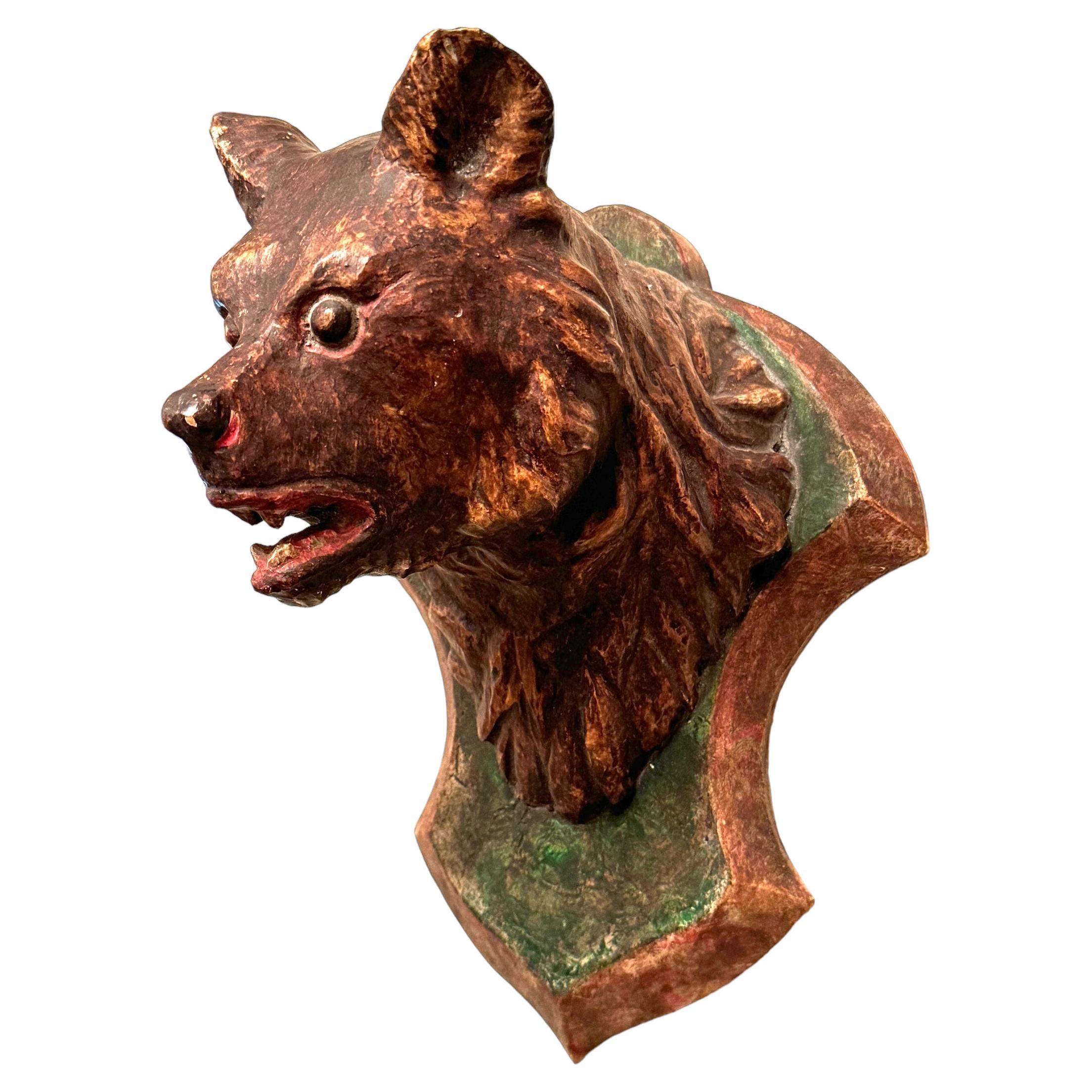 Cabeza de oso Black Forest Trofeo de madera de arte popular tallado a mano, Siglo XIX