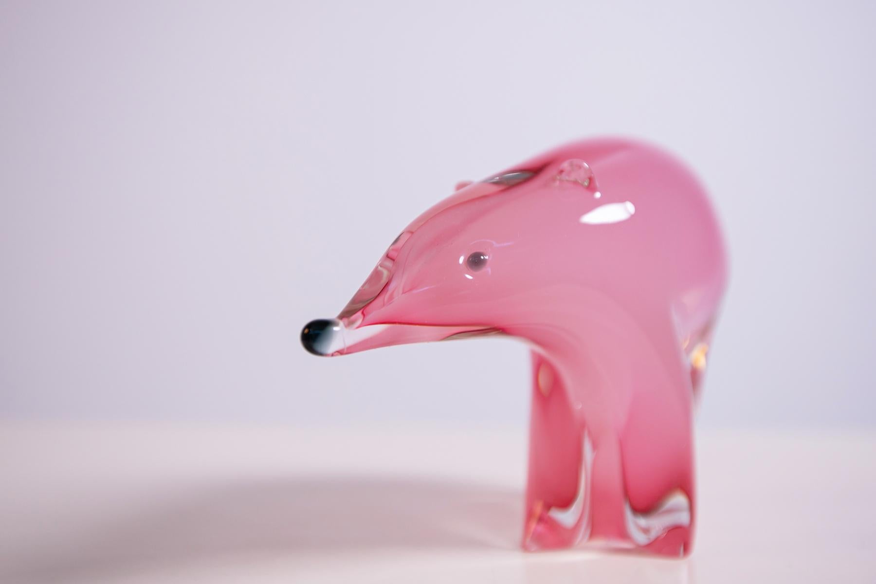 Very particular bear sculpture, in fine Murano glass of pink color, worked freehand with special techniques by the great Italian master glassmaker Archimede Seguso in 1950.
The Murano glass bear is perfect on any luxurious shelf in the house, to