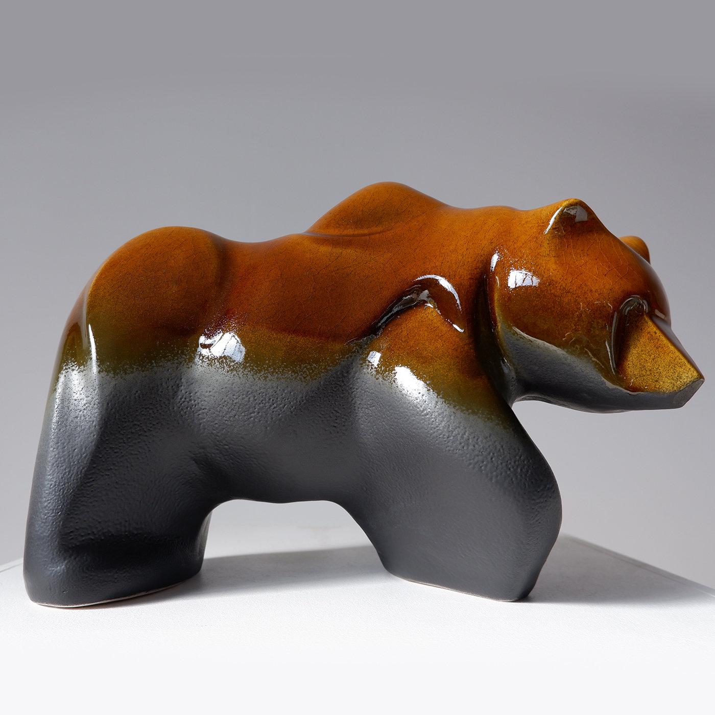 When paired with the brand's Bull statue, this item represents the highs and lows of the New York Stock Exchange. Made from polychrome ceramics, its surface is in a glossy brown and black gradient, which accentuates the animal's dynamic movement,