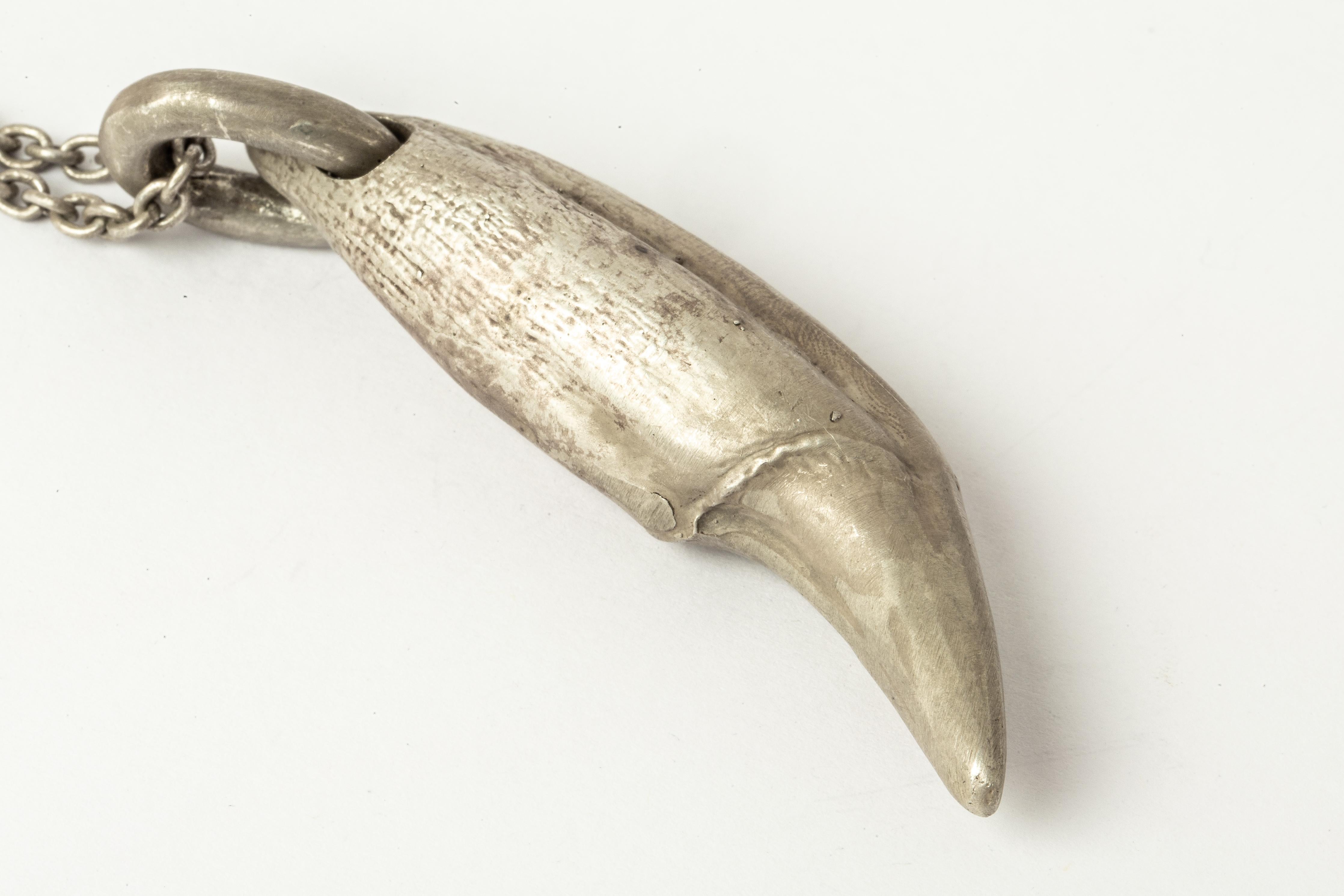 Collier pendentif en forme de dent d'ours en argent sterling traité à l'acide, monté sur une chaîne de 74 cm. Cet objet est fabriqué dans le plus grand respect de la magie de l'animal auquel il fait référence et espère servir d'outil magique dans la