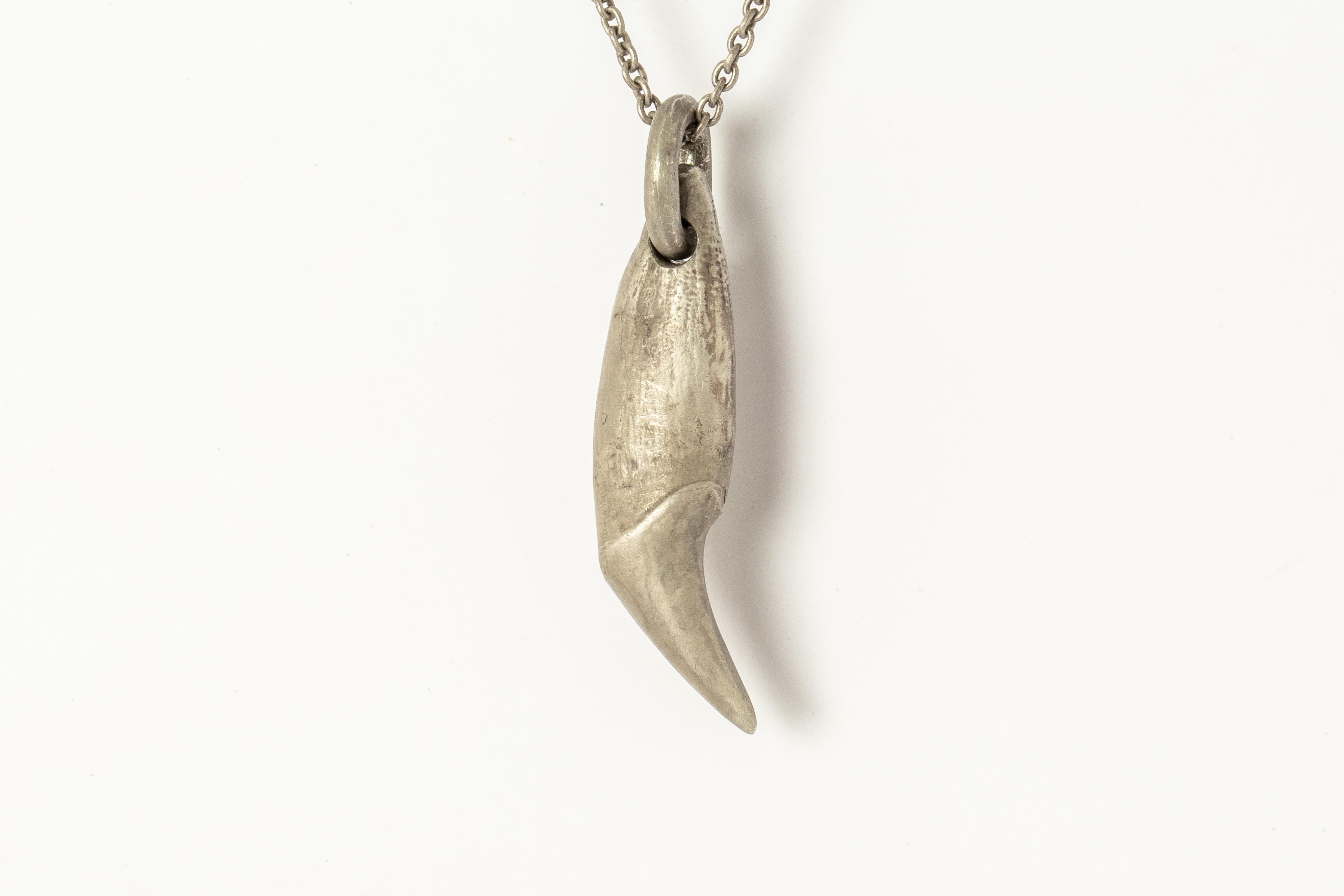 Bear Tooth Necklace Ghost (Medium, DA) In New Condition For Sale In Hong Kong, Hong Kong Island