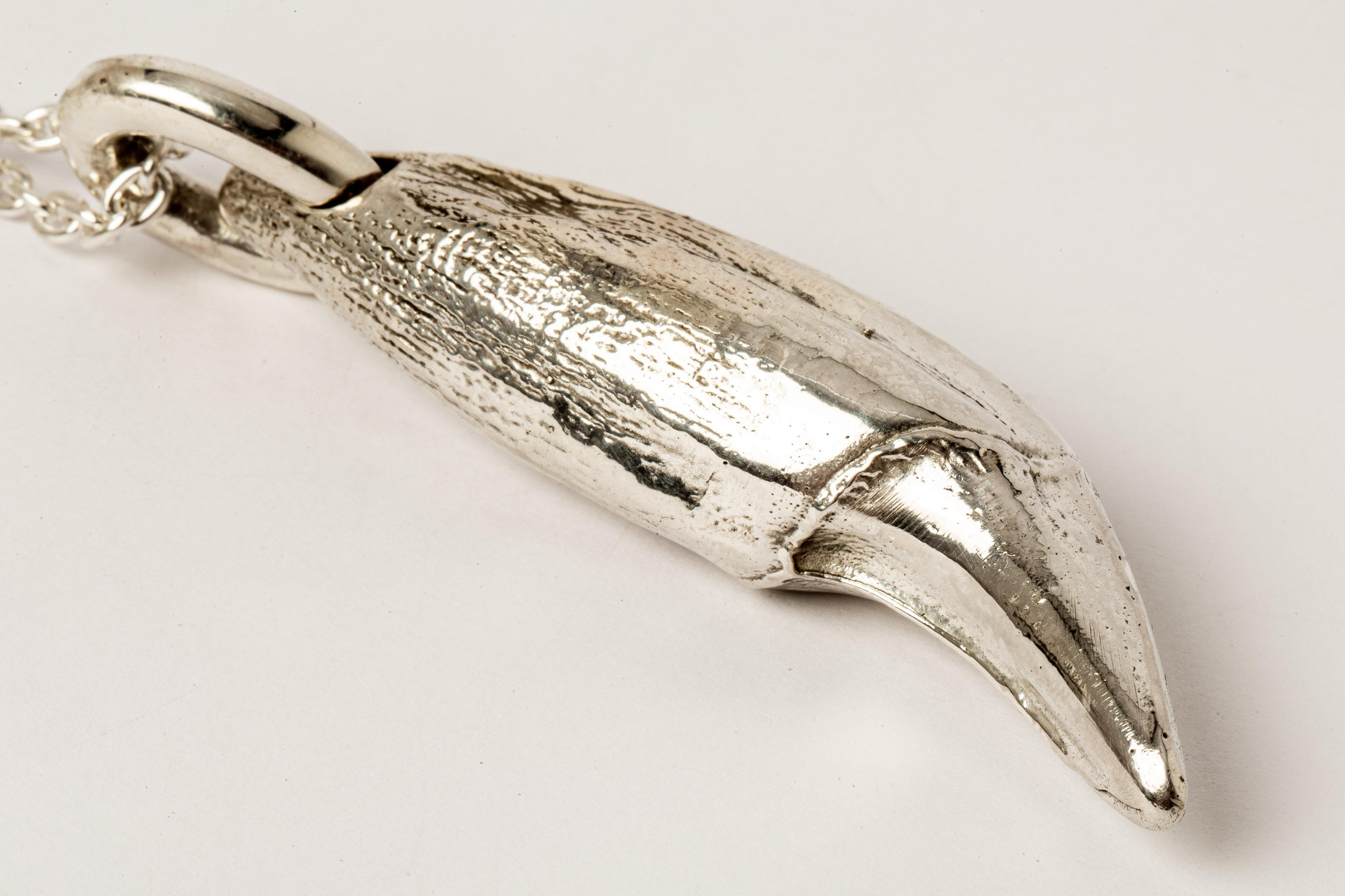 Collier pendentif en forme de dent d'ours en argent sterling poli, monté sur une chaîne de 74 cm. Cet objet est fabriqué dans le plus grand respect de la magie de l'animal auquel il fait référence et espère servir d'outil magique dans la vie de son
