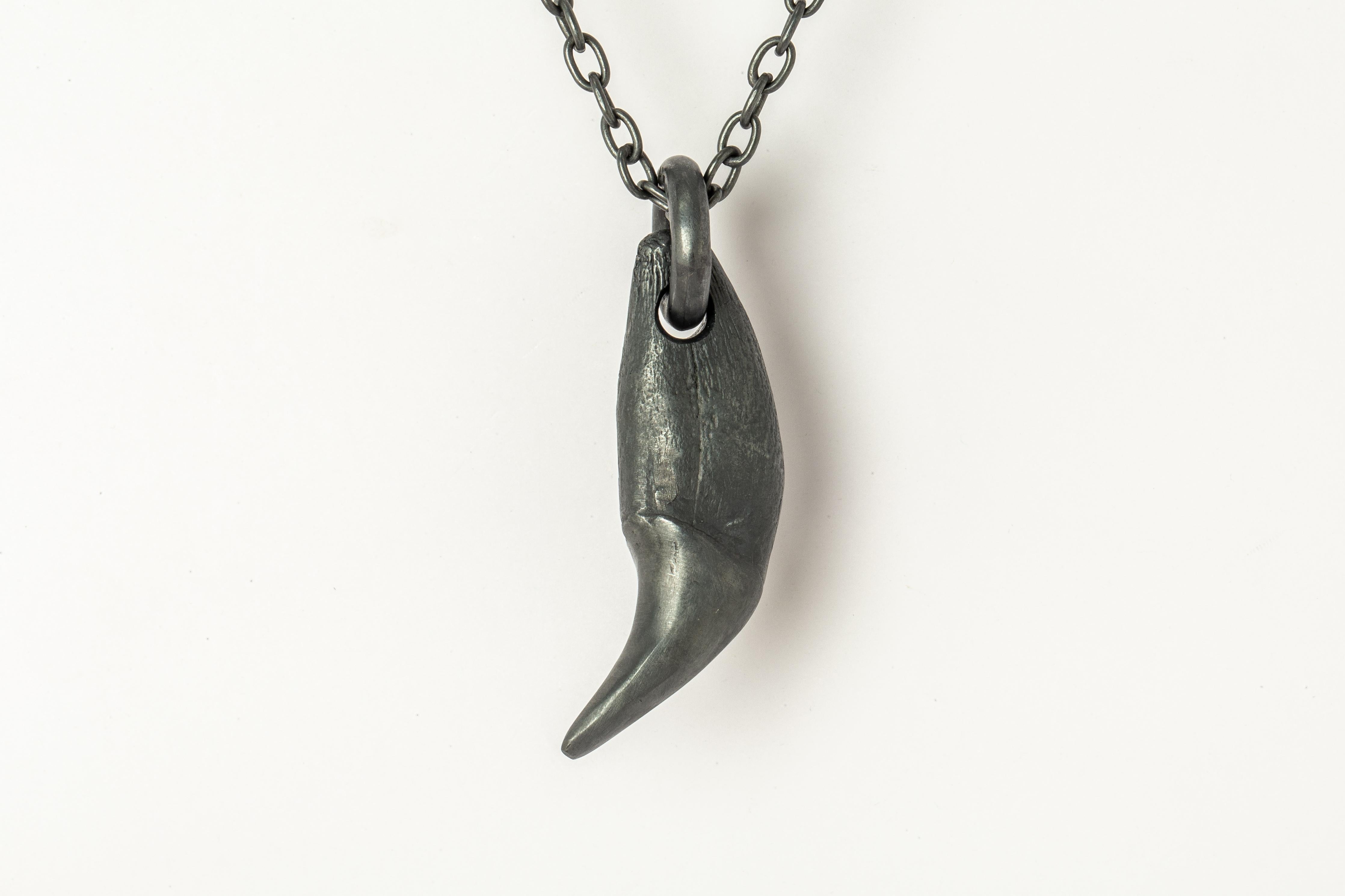 Bear Tooth Necklace (Ghost, var. large, KA) In New Condition For Sale In Paris, FR