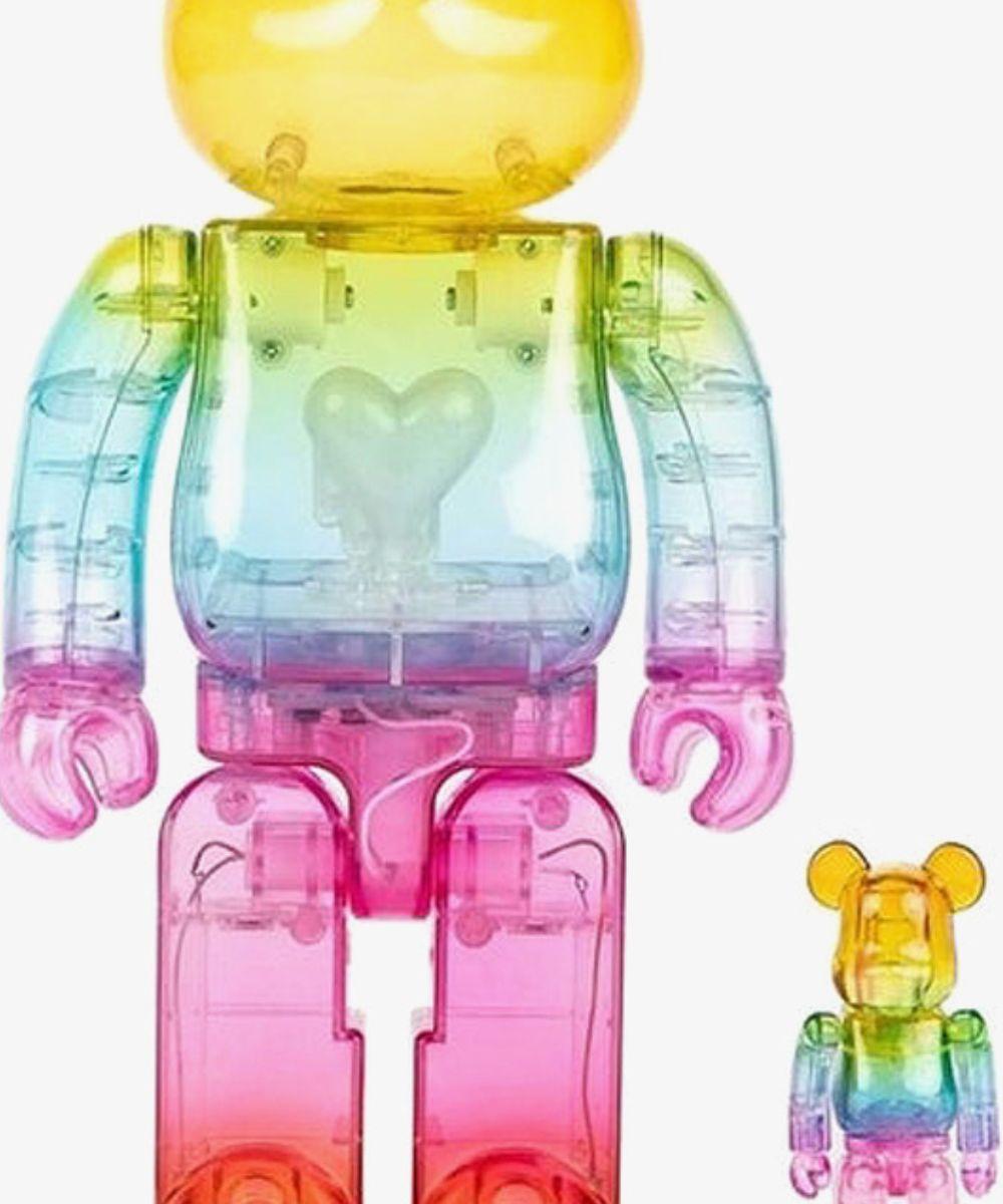 The Bearbrick x Emotionally Unavailable Gradient Heart 100%/400% continues the collaborative efforts between Medicom Toy and Korean fashion giant Emotionally Unavailable. The Bearbrick x Emotionally Unavailable Gradient Heart 1000% stands 27.5