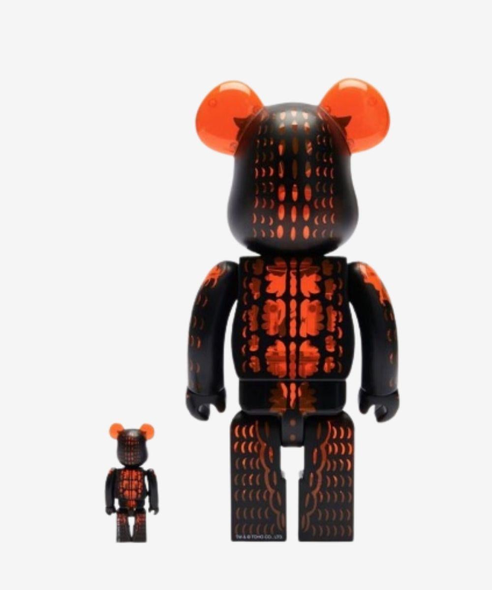 Une brique d'ours Godzilla est adorable, qu'est-ce qu'on ne peut pas aimer ? Le Godzilla (Meltdown) 100% & 400% Set Clear Orange Ver. by Bearbrick de Godzilla VS Destoroyah est sorti au milieu de l'année 2022. L'ensemble Bearbrick comprenait deux