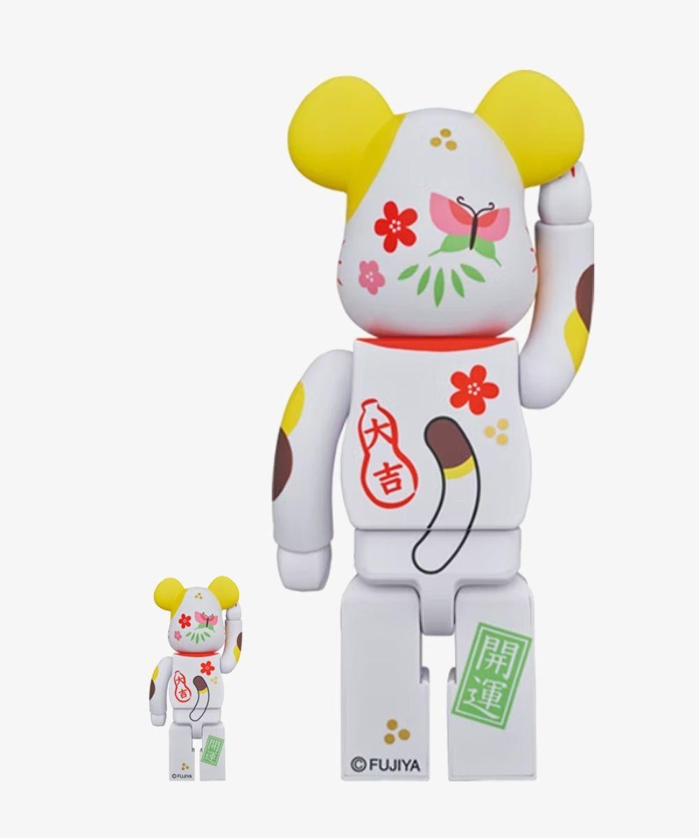 100%/400 % tissu d'ours Maneki Neko Peko-Chan Fuku - Art urbain Sculpture par Bearbrick