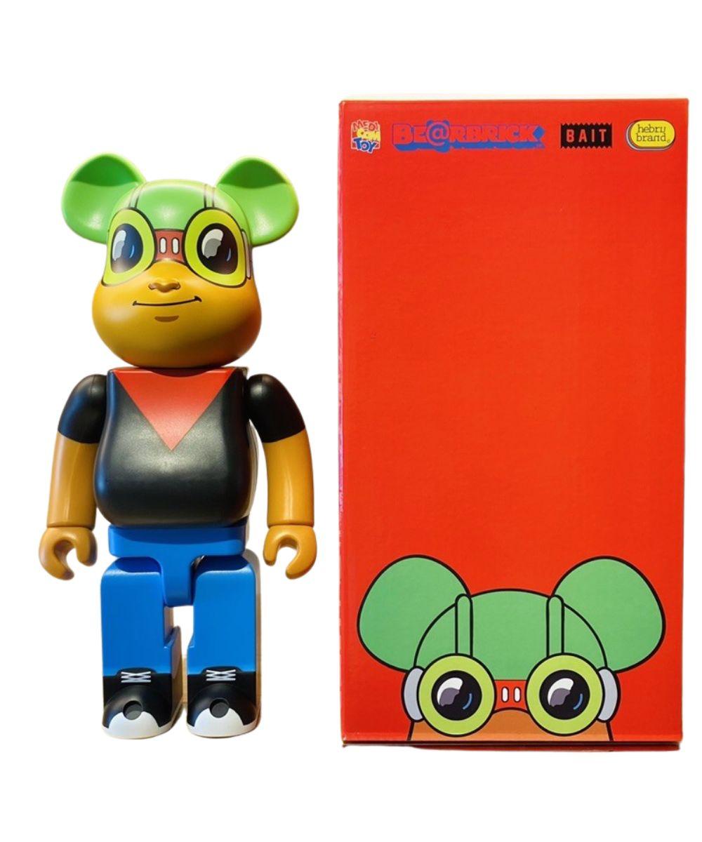 Bearbrick and acclaimed modern artist Hebru Brantley collaborated to bring the artist's well-known Flyboy sculptures to life. The two colorful characters are shown in the Bearbrick Hebru Brantley Flyboy NYCC 400% in the company's signature bear