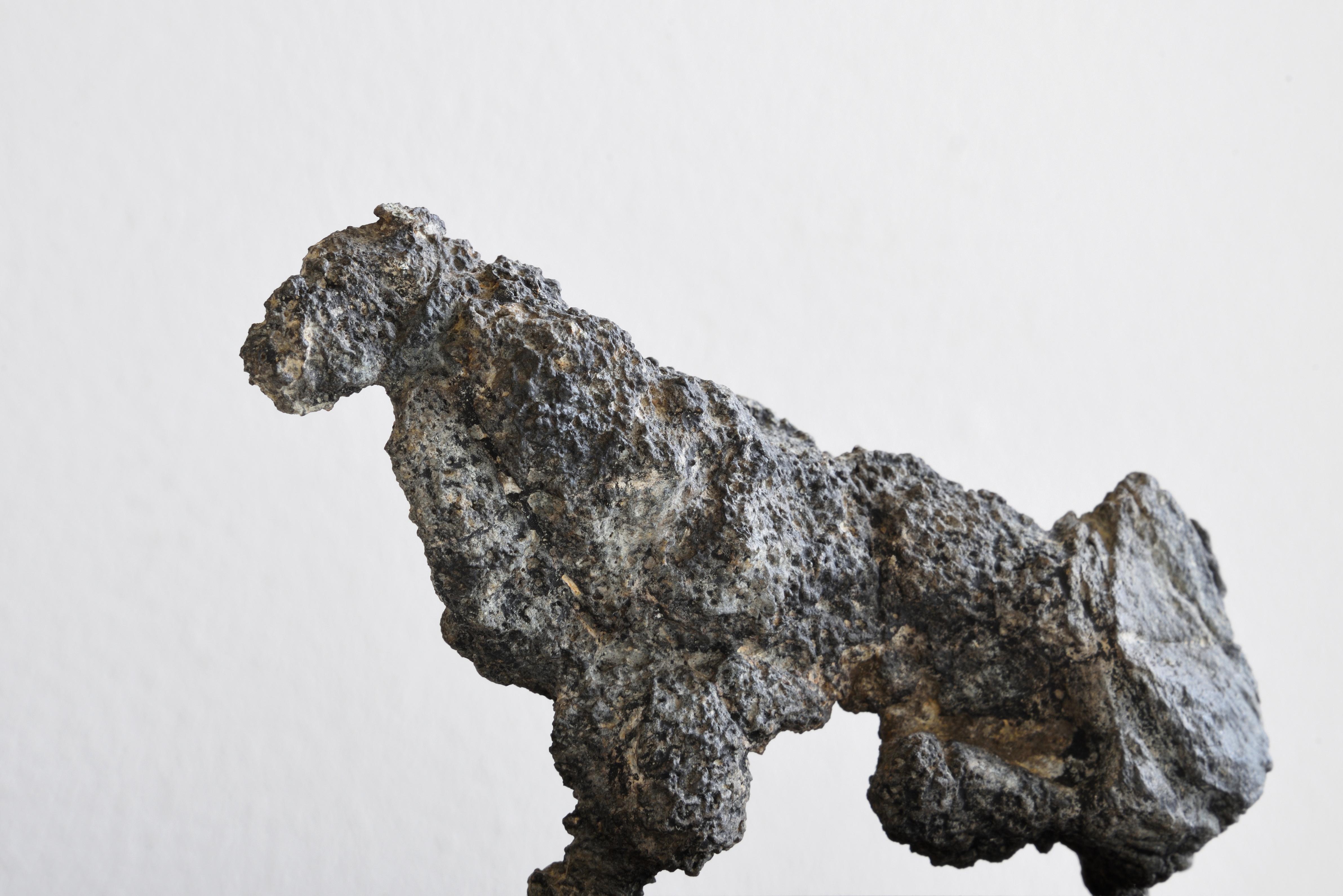 Abstrakter japanischer bildender suiseki-Forscherstein aus Beast im Angebot 1