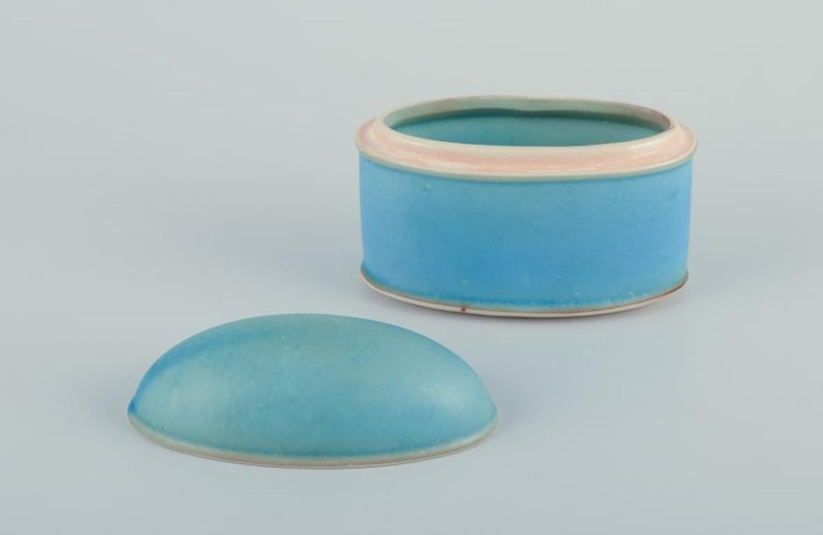 Beate Andersen, ceramista danesa. Tarro con tapa de cerámica esmaltada.
Esmalte turquesa.
Firmado y fechado en 1987.
Dimensiones: Largo 12,0 cm x Ancho 6,0 cm.
En excelente estado, con agrietamiento natural.
Procedencia: Colección privada danesa.