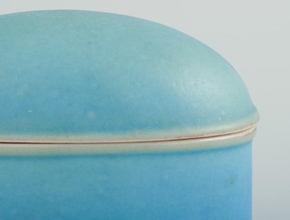 Beate Andersen, ceramista danesa. Tarro con tapa de cerámica esmaltada. Esmalte turquesa. en Excelente estado para la venta en Copenhagen, DK