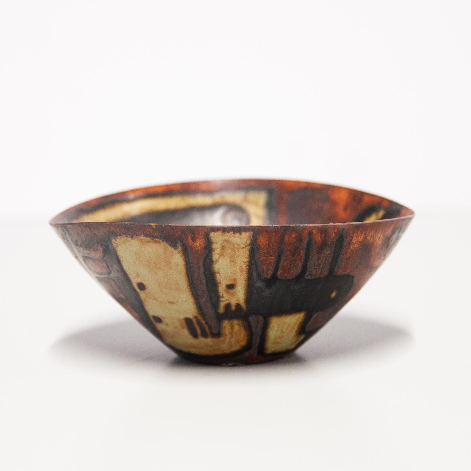 Wonderful early work of the famous German ceramic Artist Beate Kuhn from the 1960s. The bowl is designed in red, white and black glazed ceramic with an abstract forms. Artist signature workshop mark spiral (stamp) is at the bottom edge, but the